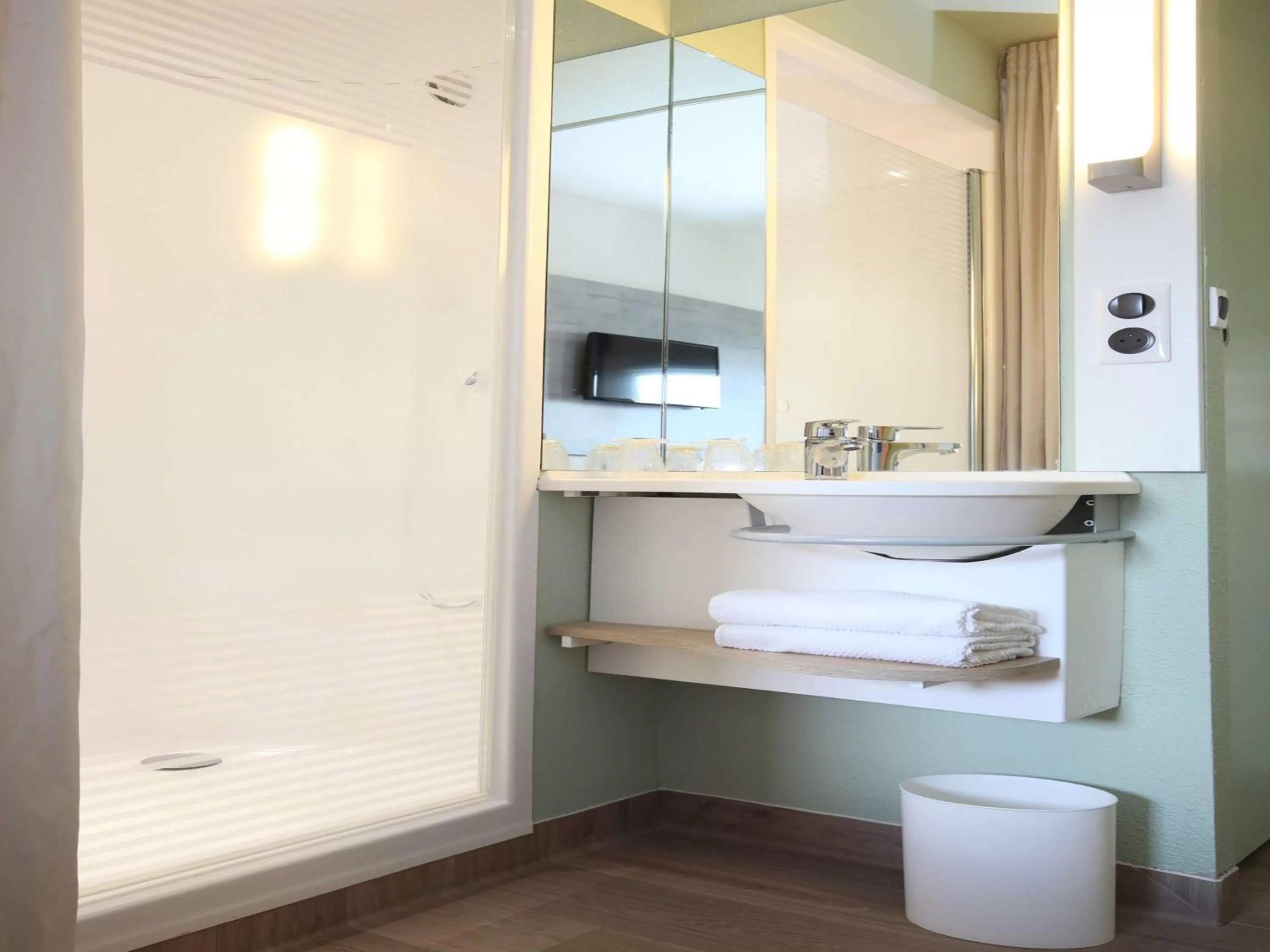 Photo of the whole room, Bathroom in Hotel Ibis Budget Abbeville