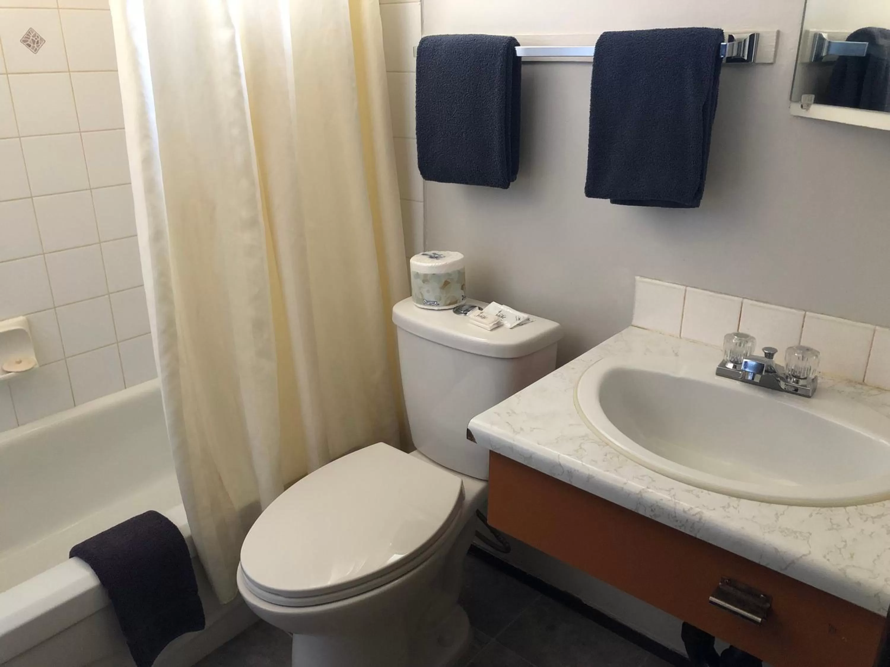 Deluxe Queen Room with Two Queen Beds - Non-Smoking in Howard Johnson by Wyndham Edson