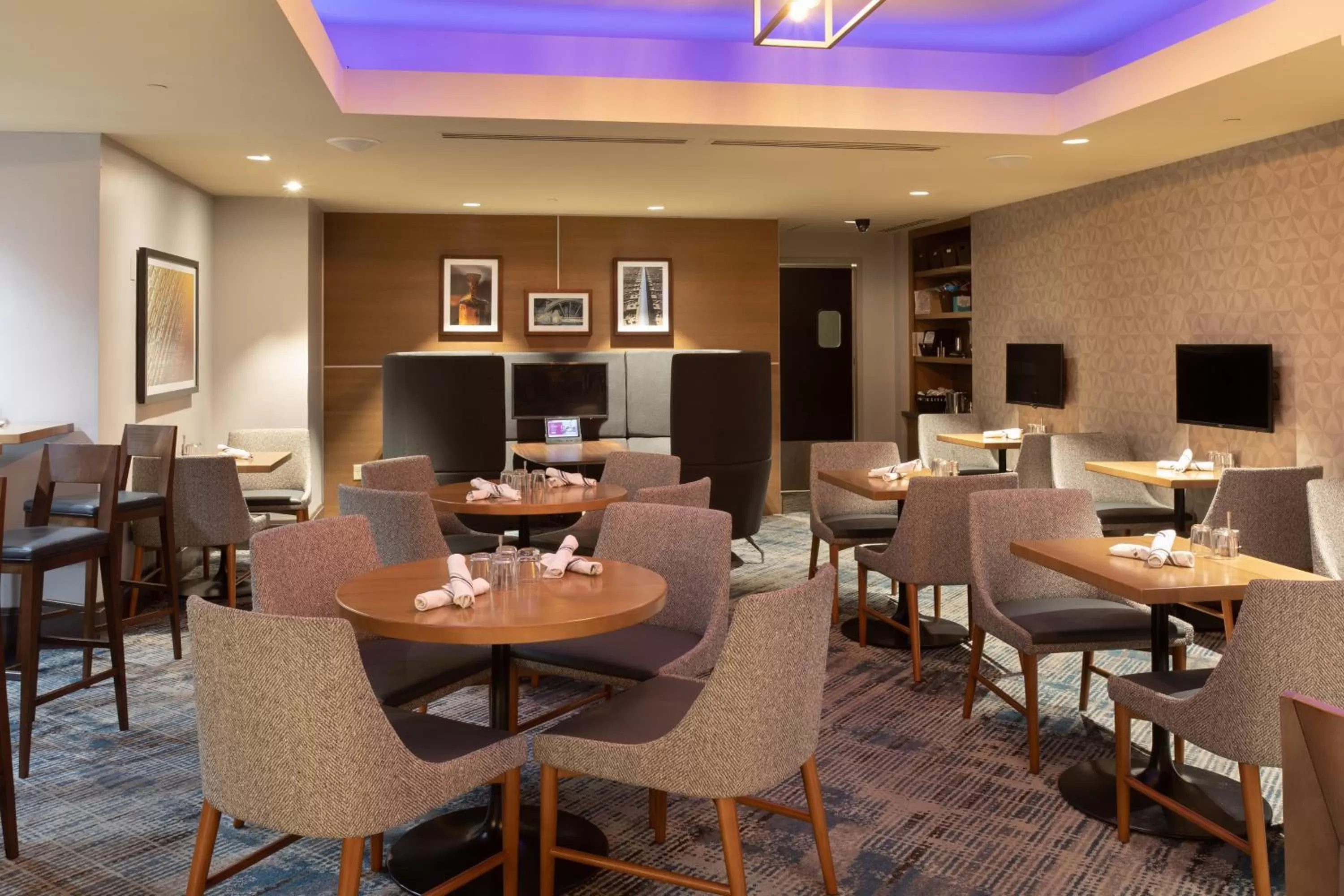 Lounge or bar in Crowne Plaza Kansas City Downtown by IHG