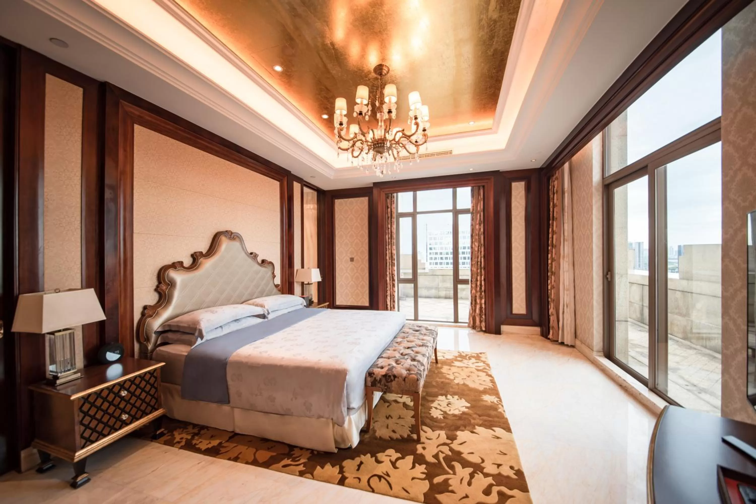 Photo of the whole room, Bed in Sheraton Shantou Hotel