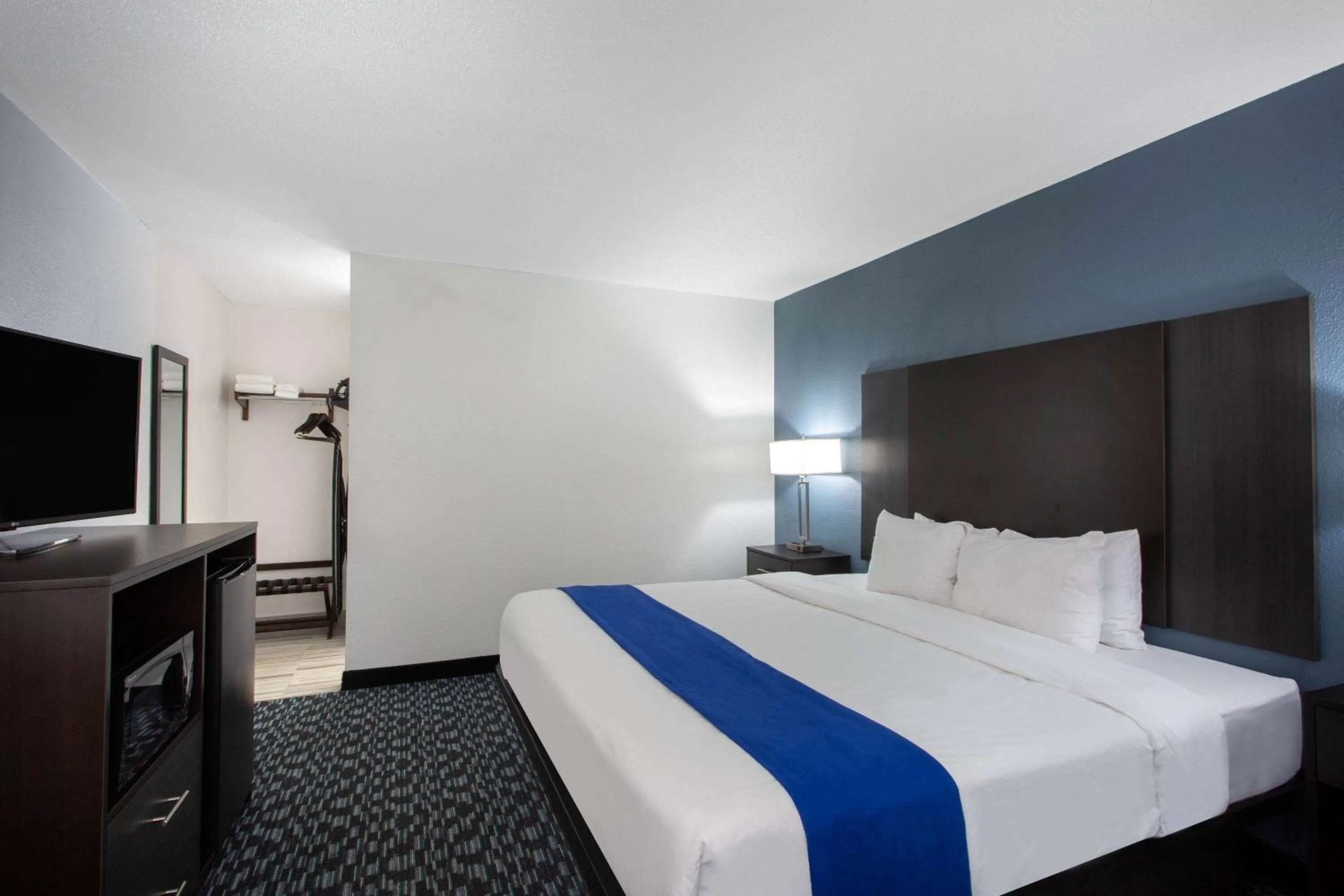 Photo of the whole room in University Inn & Suites