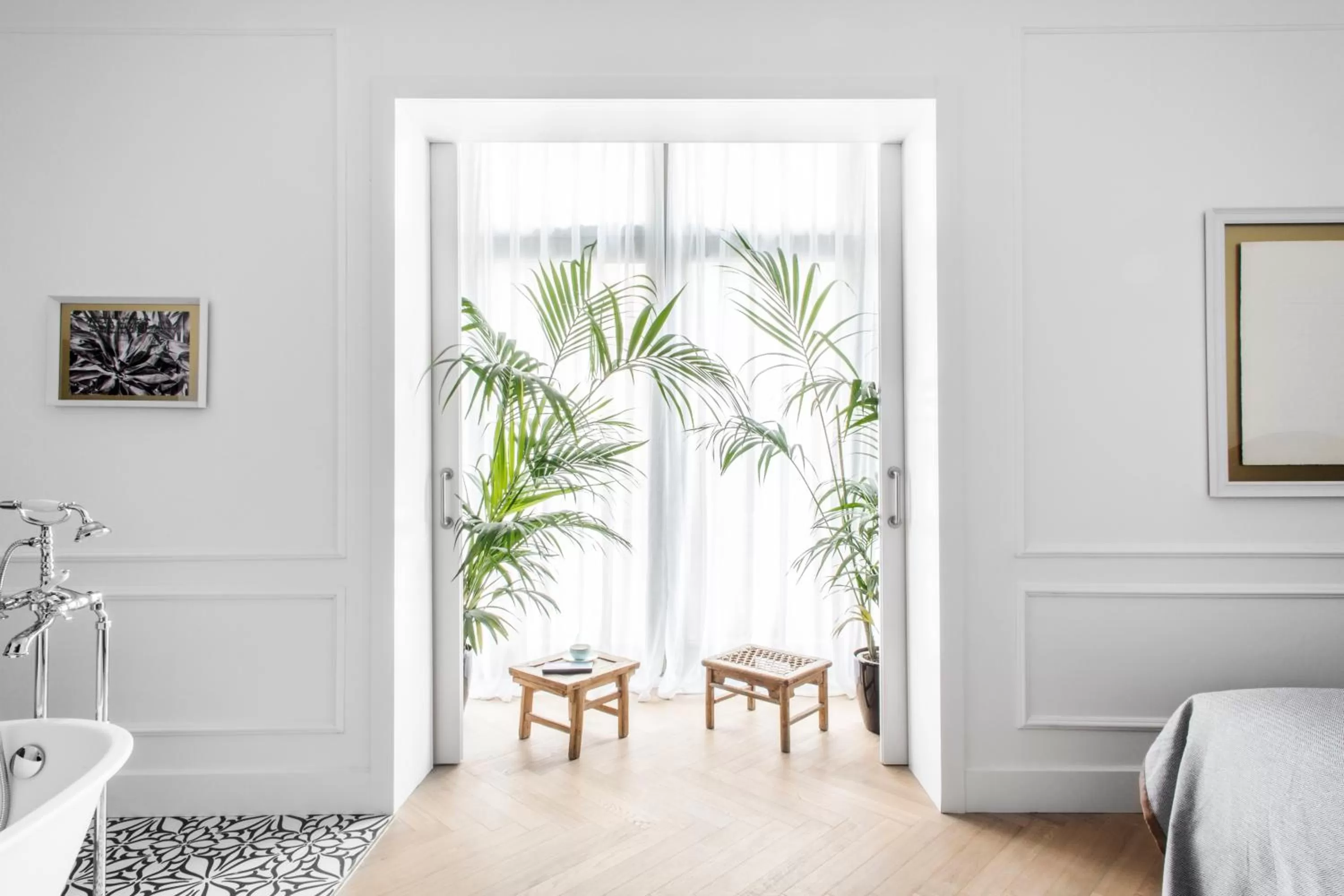 Living room, Bed in Hotel Midmost by Majestic Hotel Group