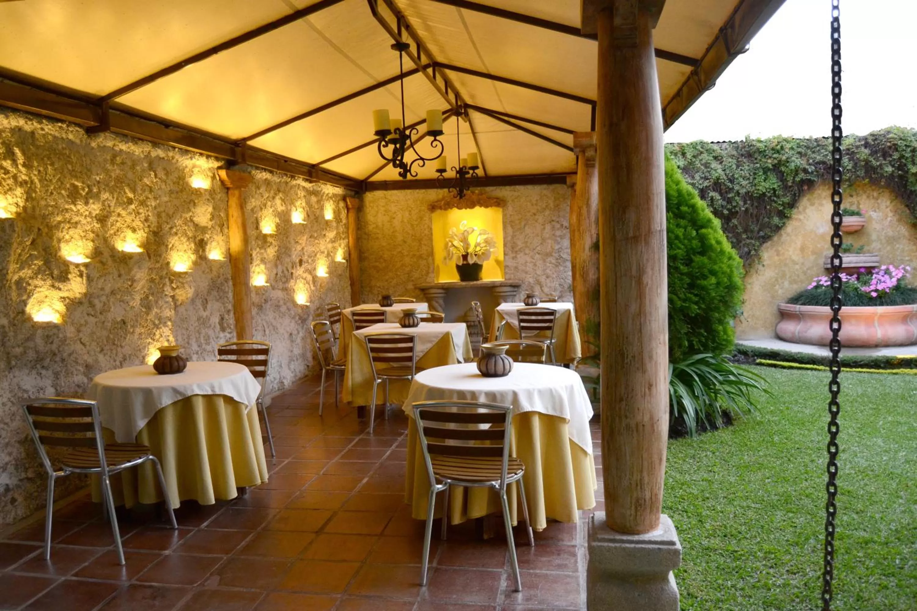 Patio, Restaurant/Places to Eat in Hostal Villa Toscana