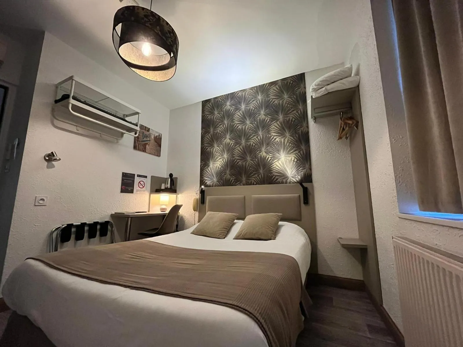 Bed in Cit'Hotel Le Cheval Blanc, Cognac Centre