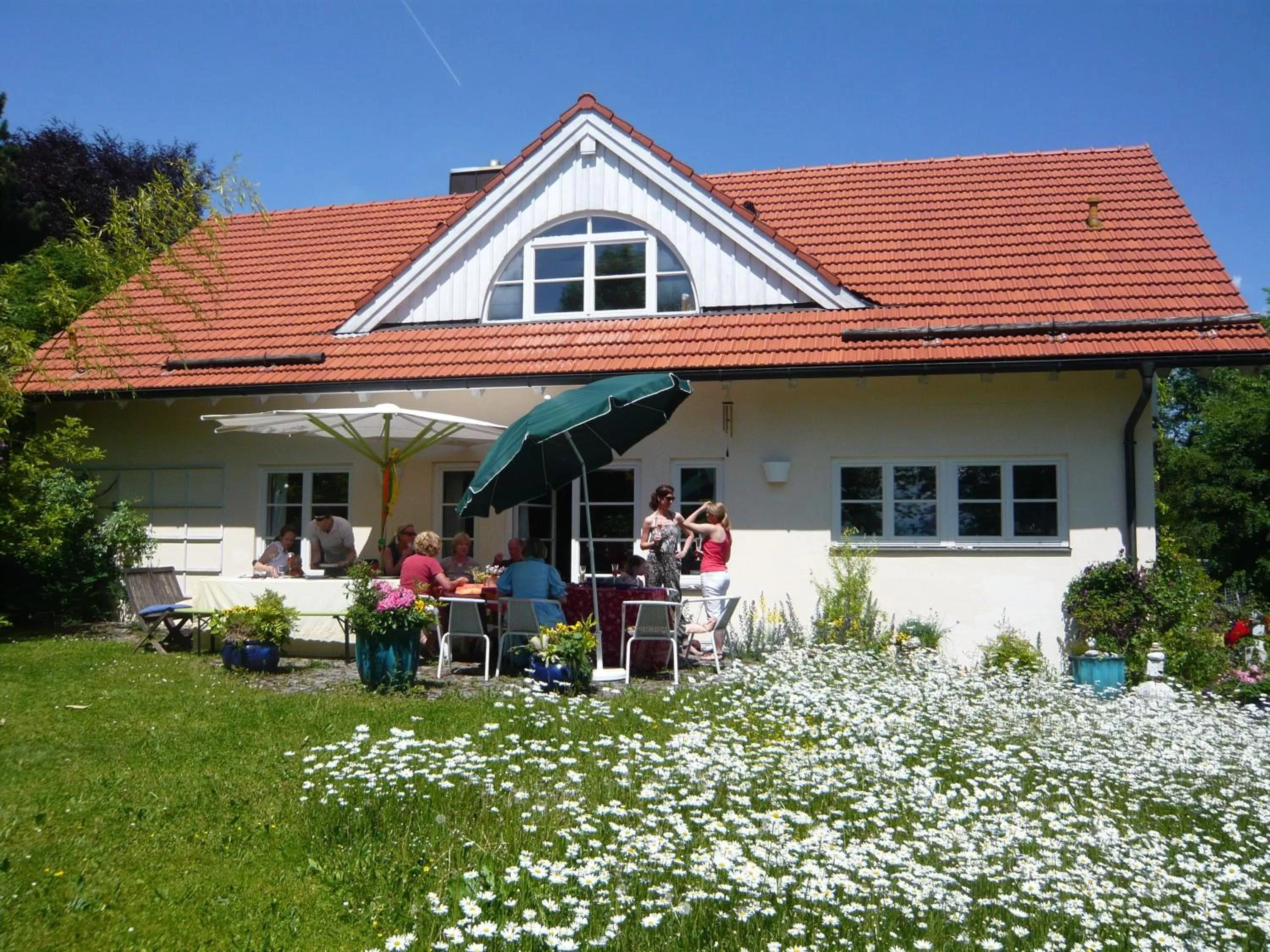 Facade/entrance, Property Building in Bed and Breakfast Bavaria München