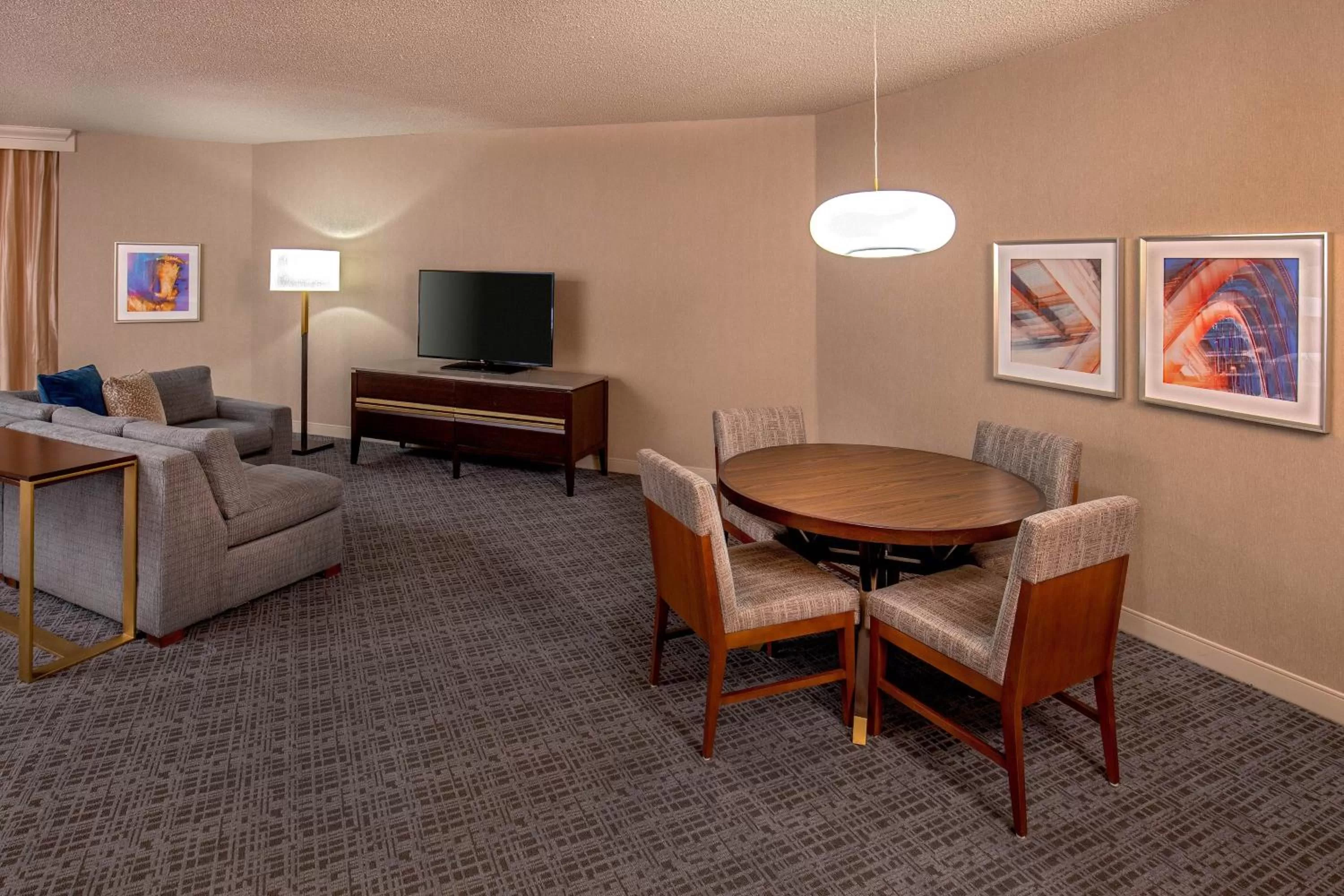 Bedroom in Sheraton Music City Nashville Airport