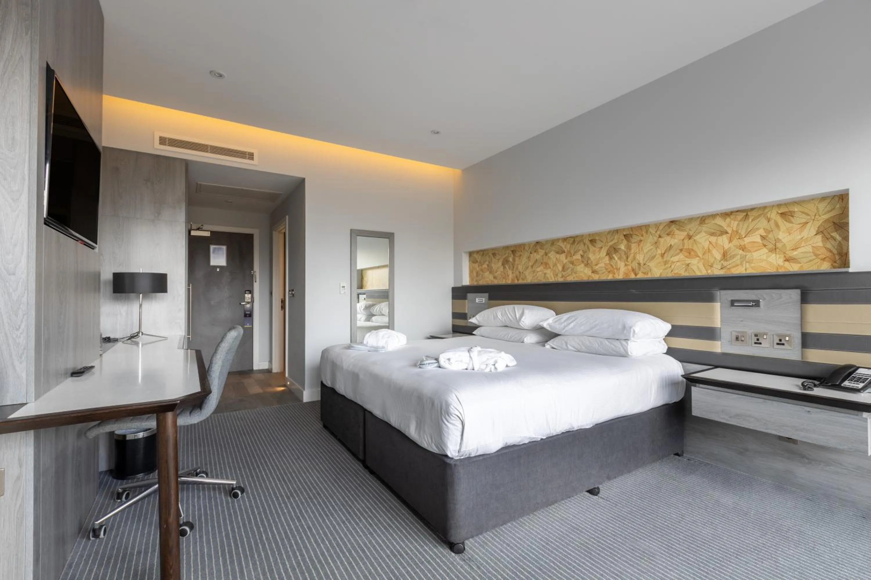 Bedroom, Bed in DoubleTree by Hilton Edinburgh - Queensferry Crossing