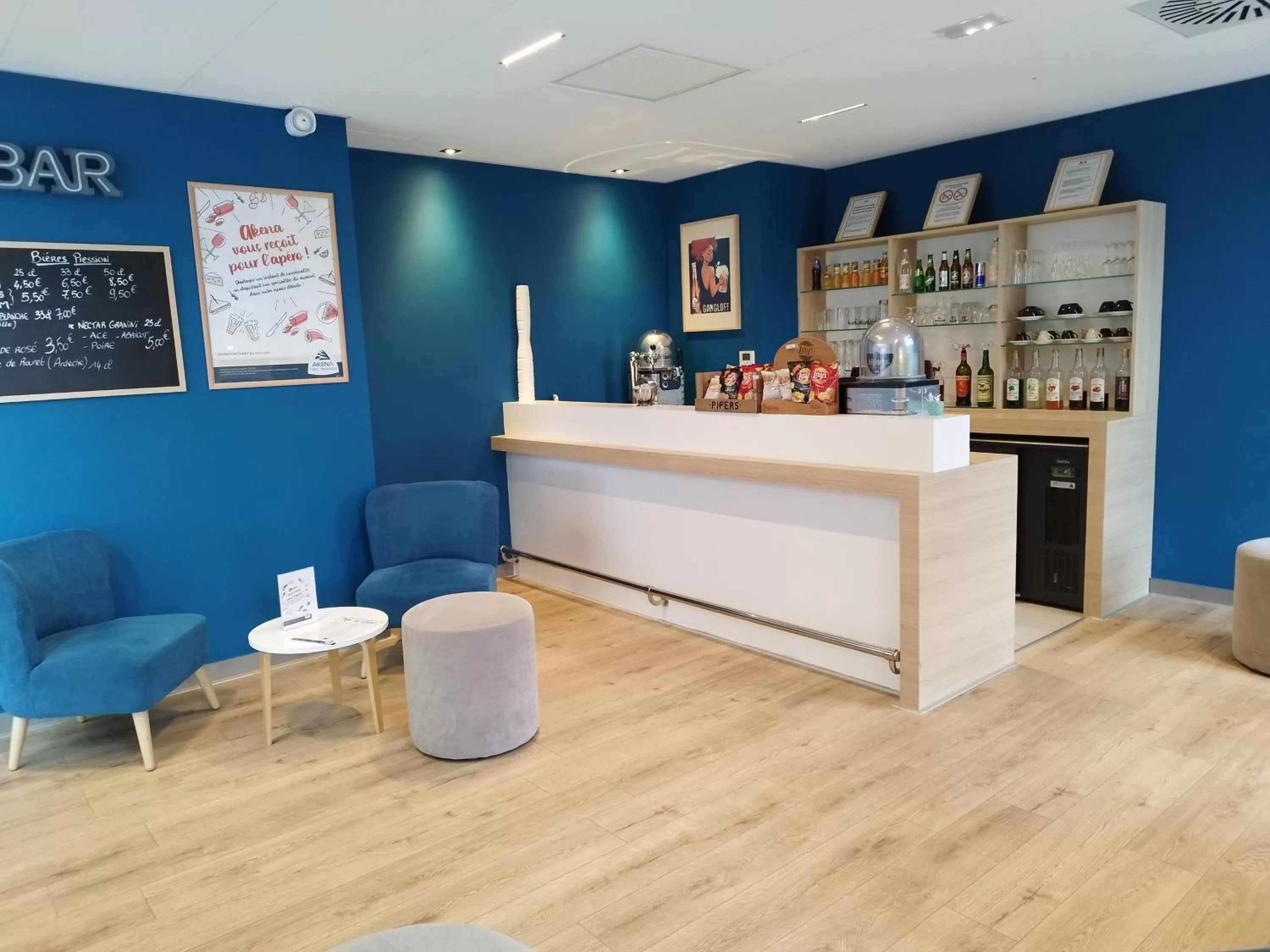 Lounge or bar in Hôtel AKENA Besançon