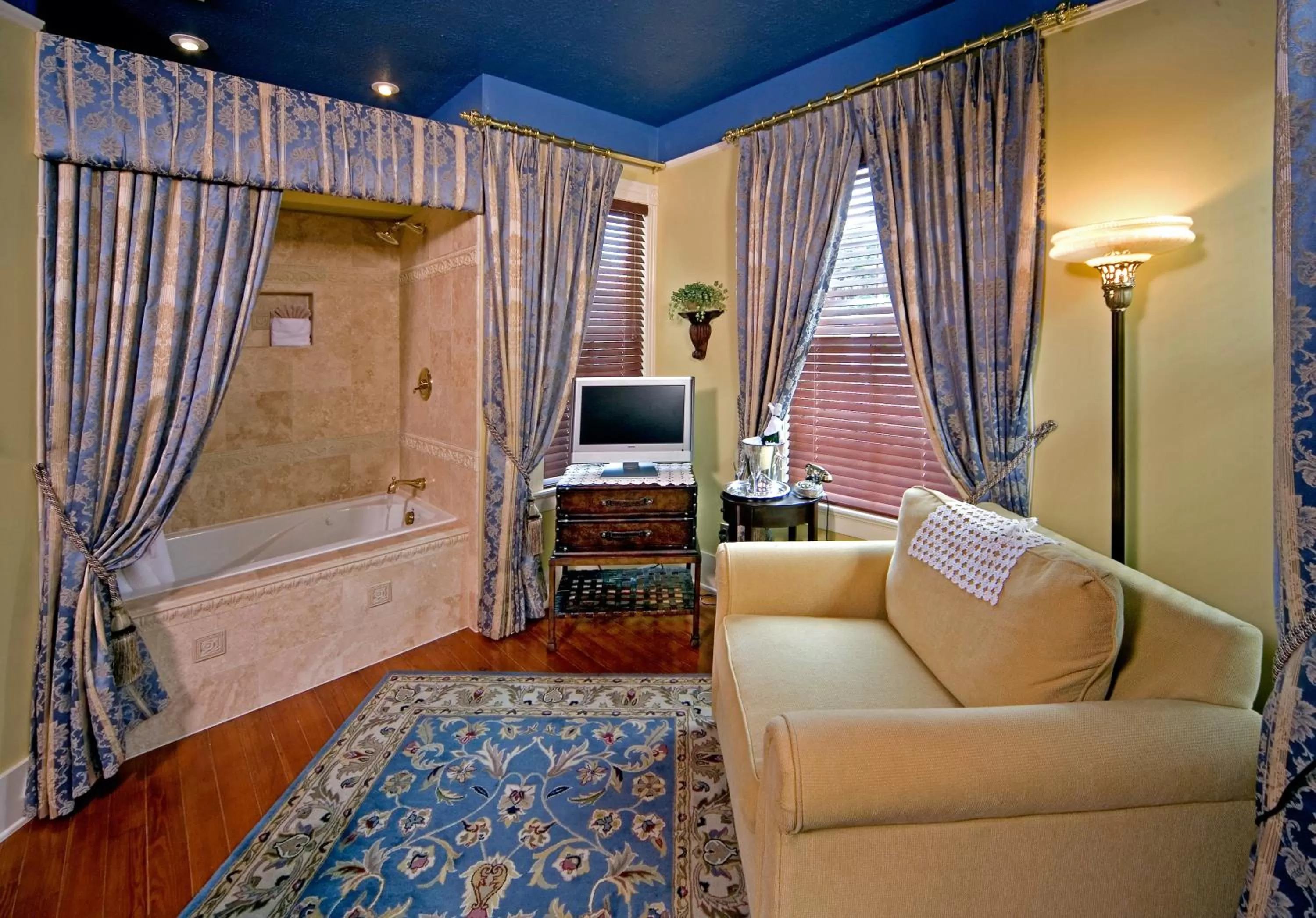 Photo of the whole room, Bed in Cedar House Inn