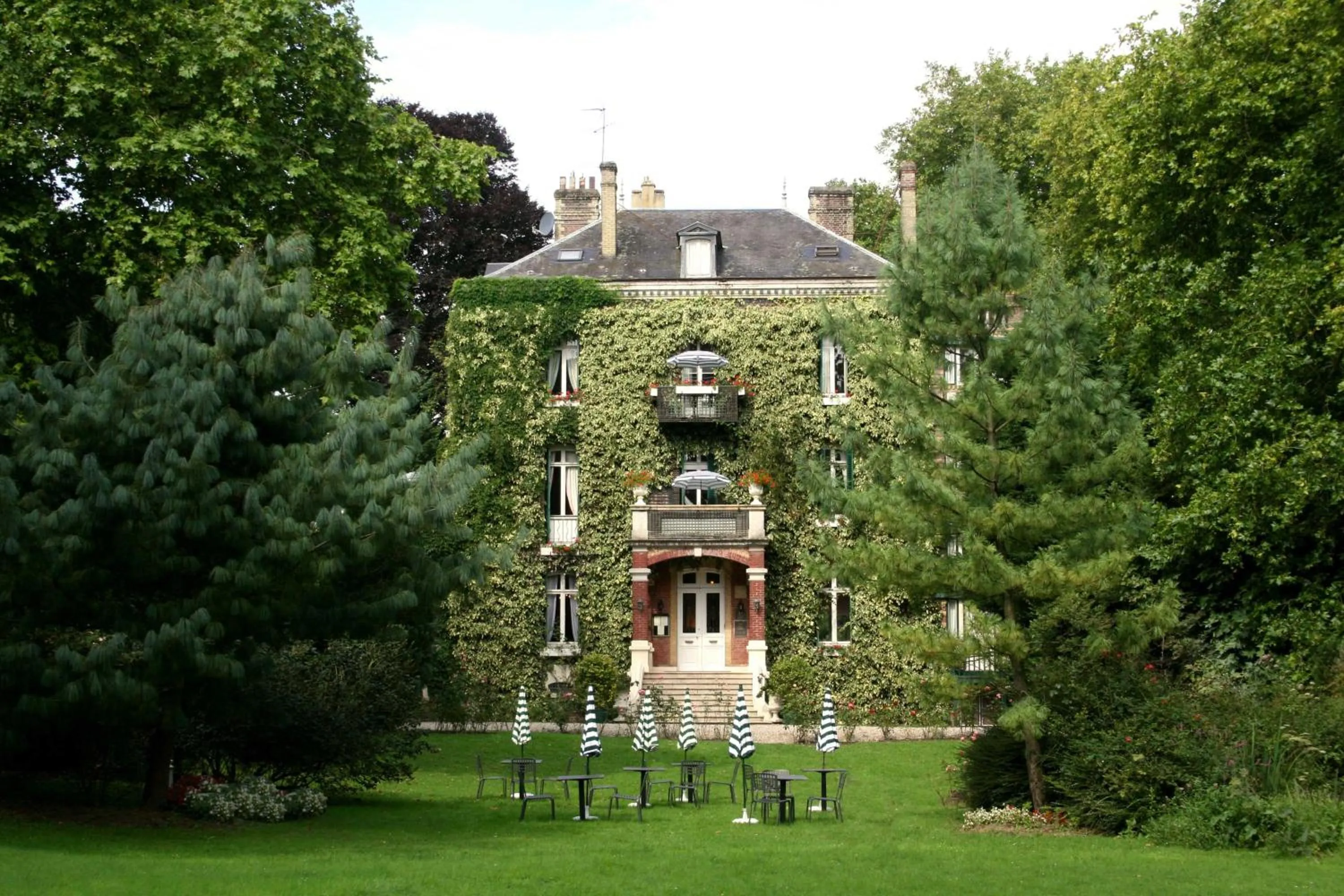 Property building in Belle Isle Sur Risle - Chateau Hotel & Spa