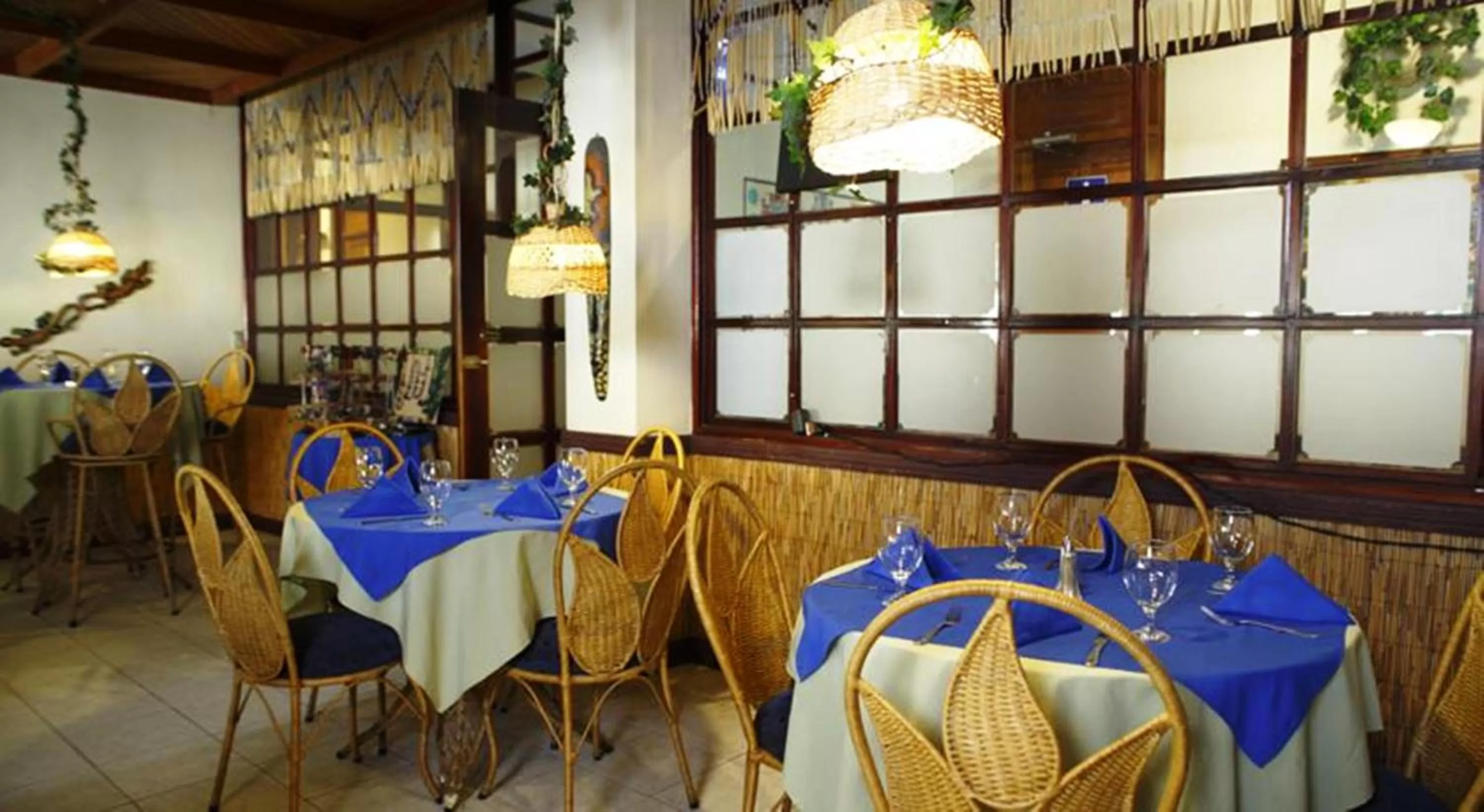 Restaurant/places to eat in Adventure Inn