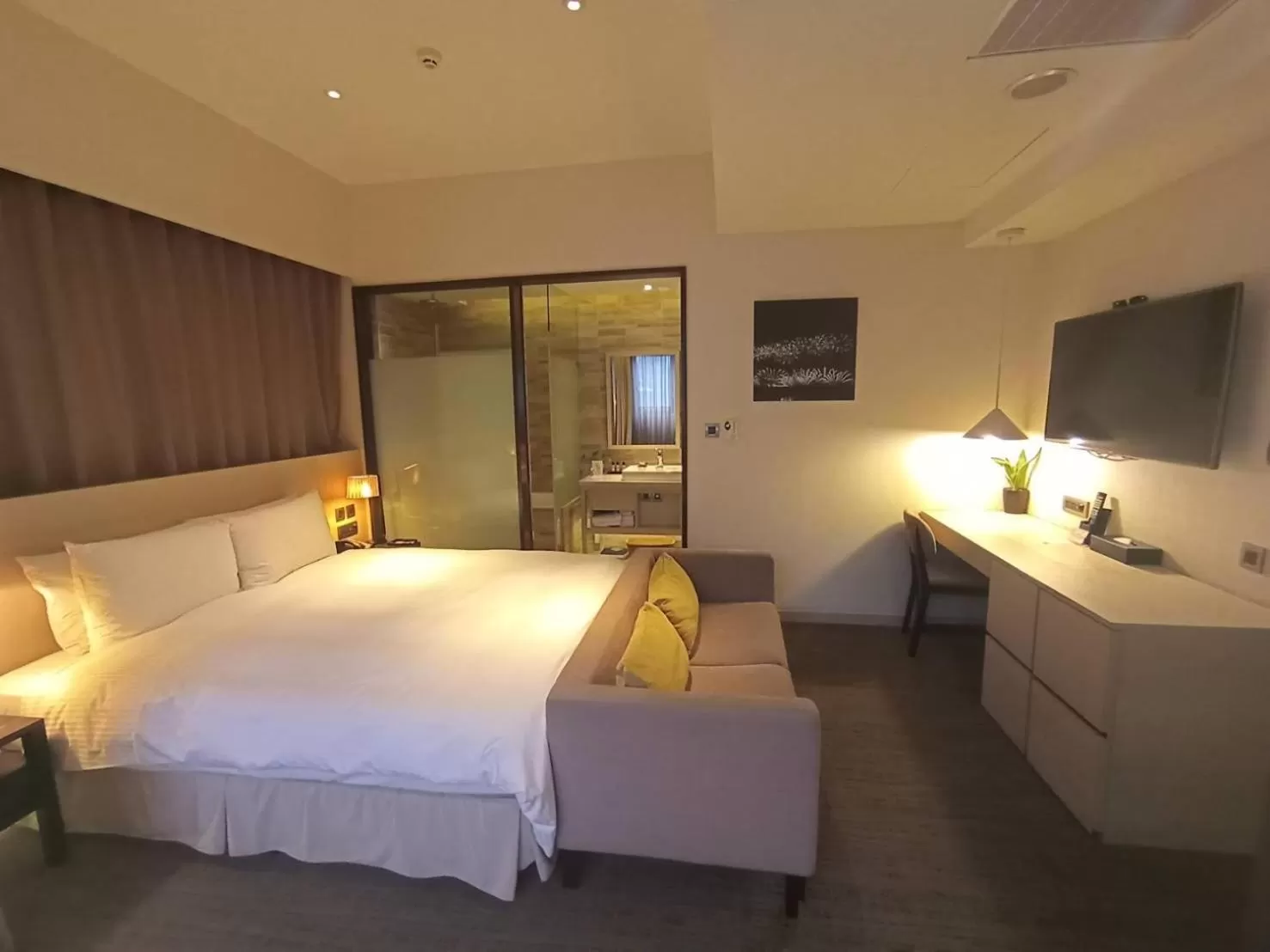 Photo of the whole room, Bed in Riverview Suites Taipei