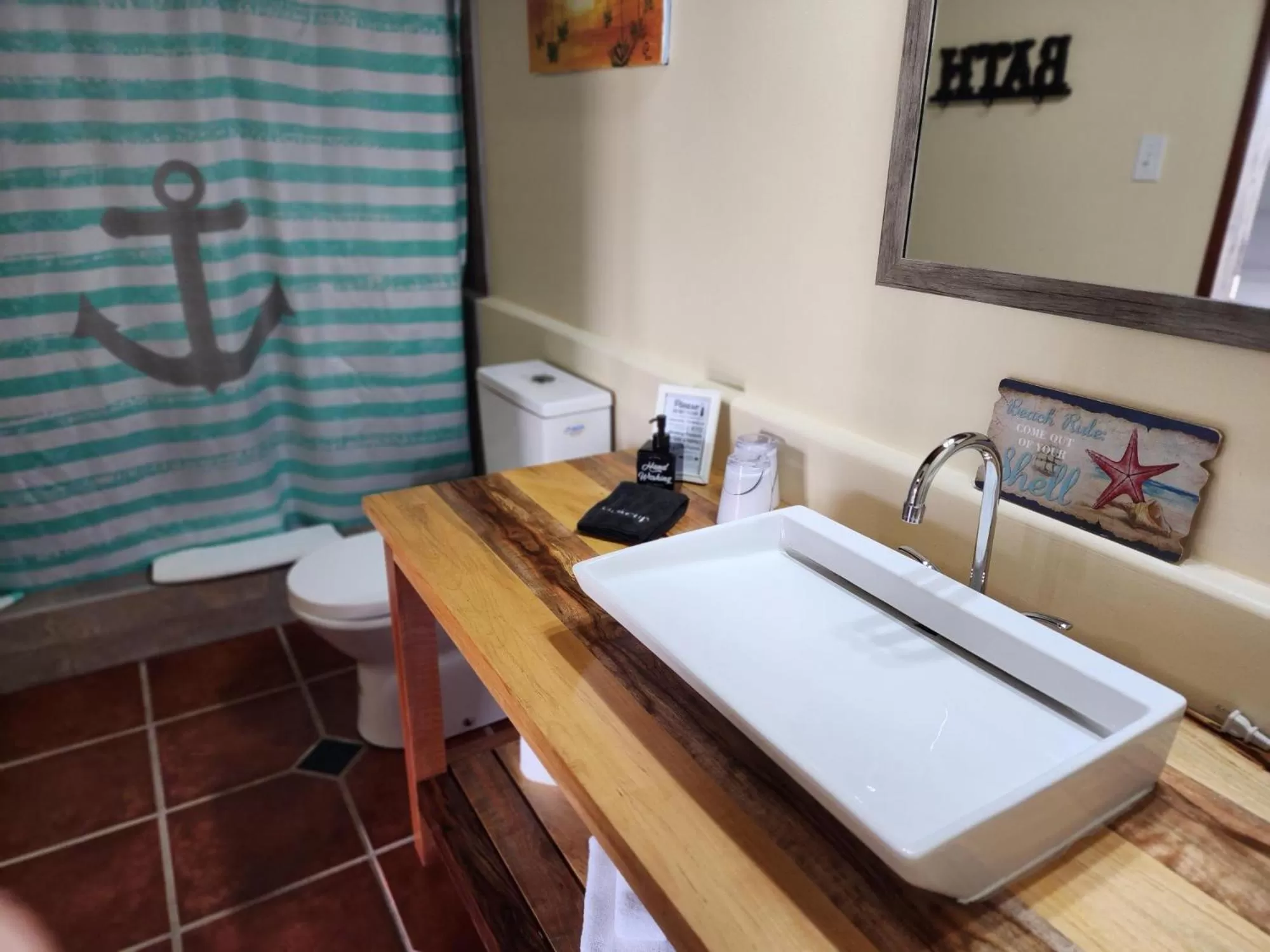 Bathroom in The BNB on Triggerfish Close to the airport