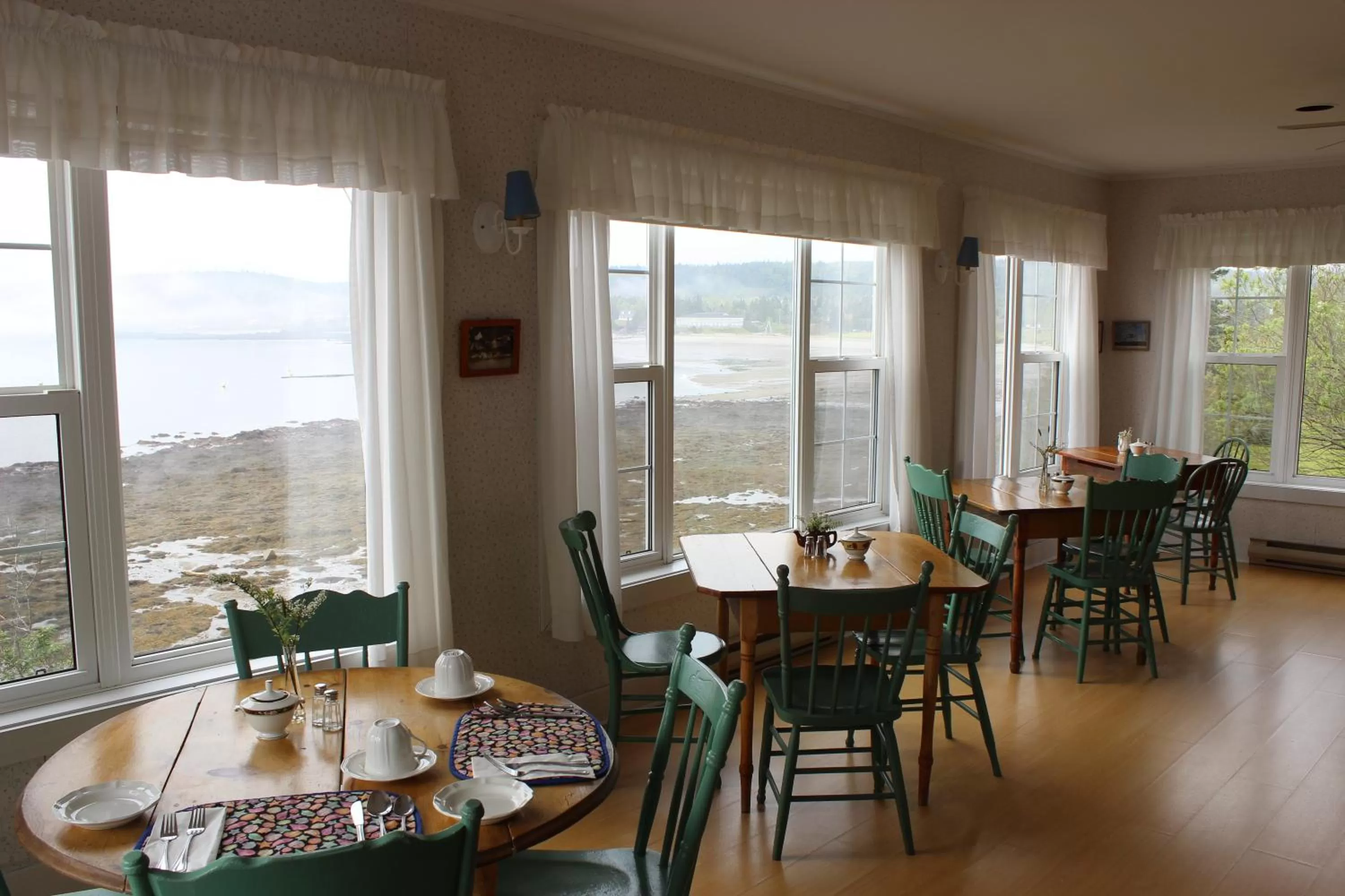 Restaurant/places to eat in Compass Rose Heritage Inn