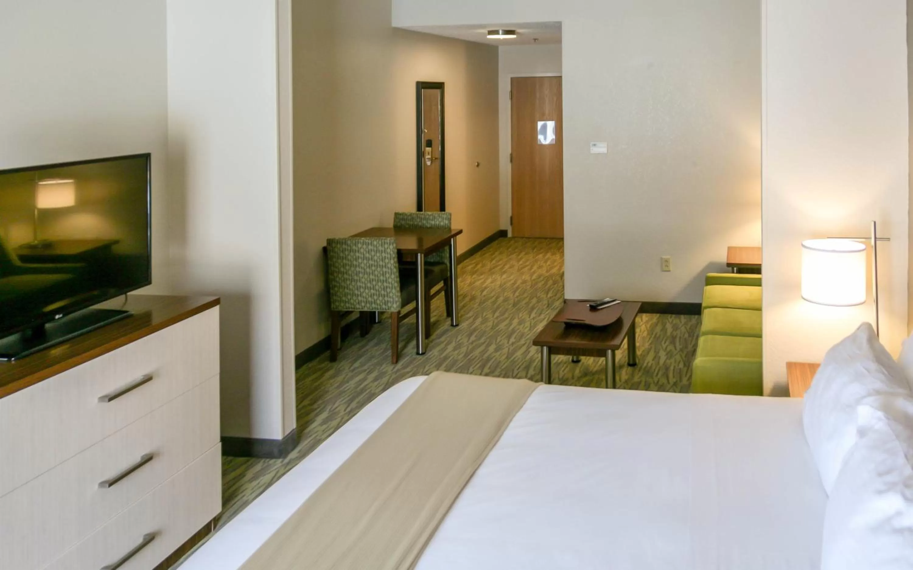 Photo of the whole room, Bed in Holiday Inn Express Vicksburg by IHG