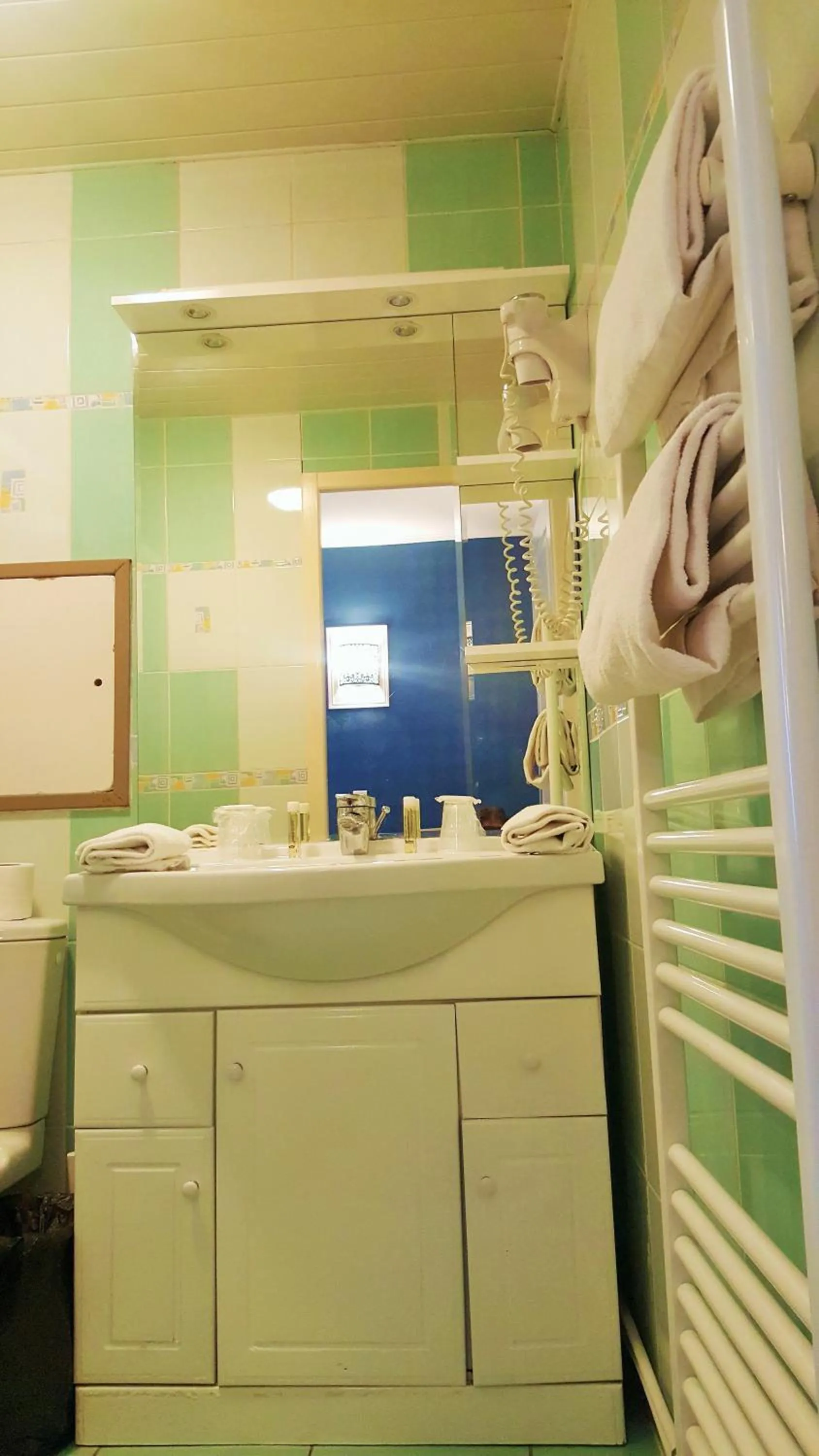 Shower in Modern'Hotel