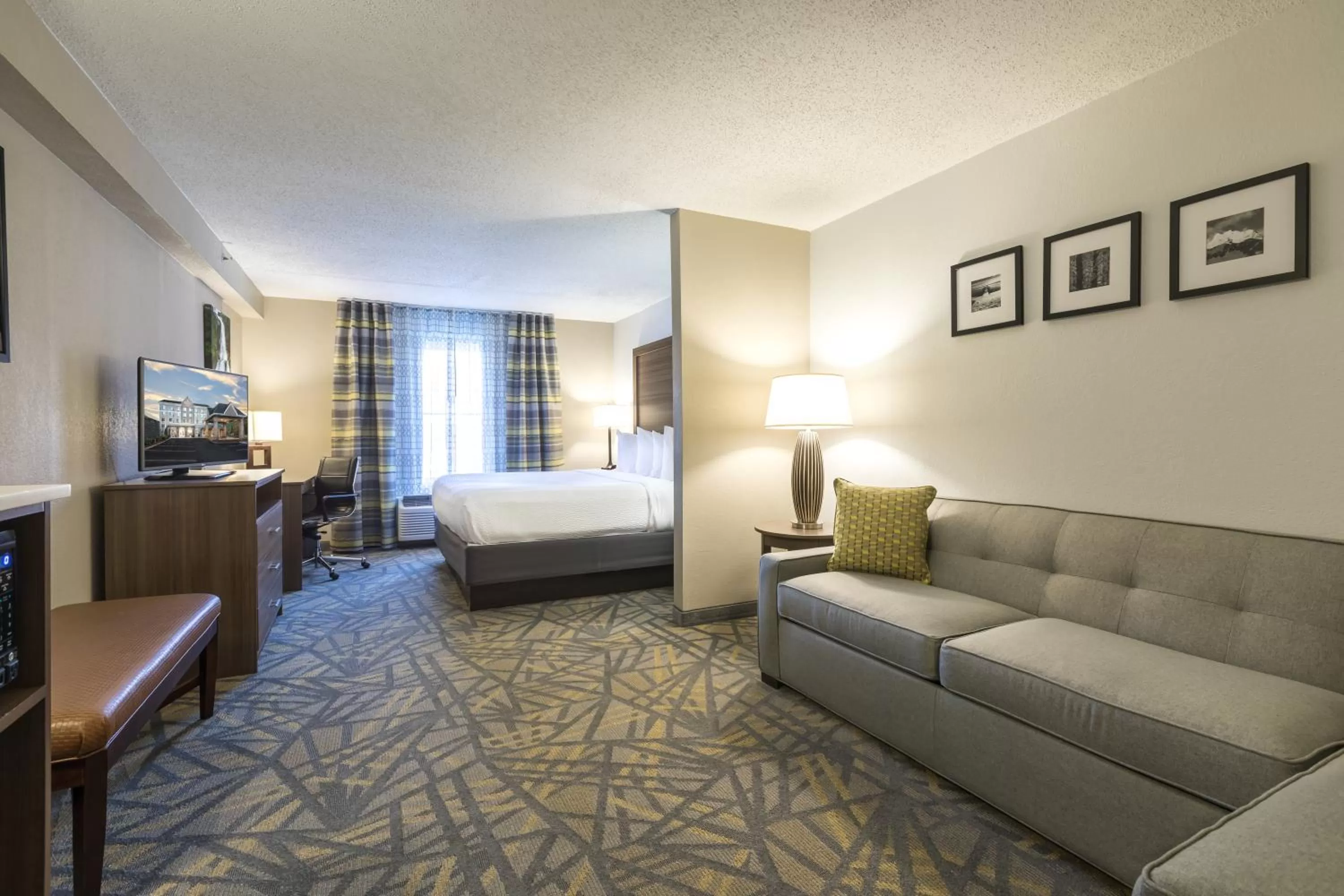 Bedroom, Bed in Country Inn & Suites by Radisson Asheville Downtown Tunnel Road