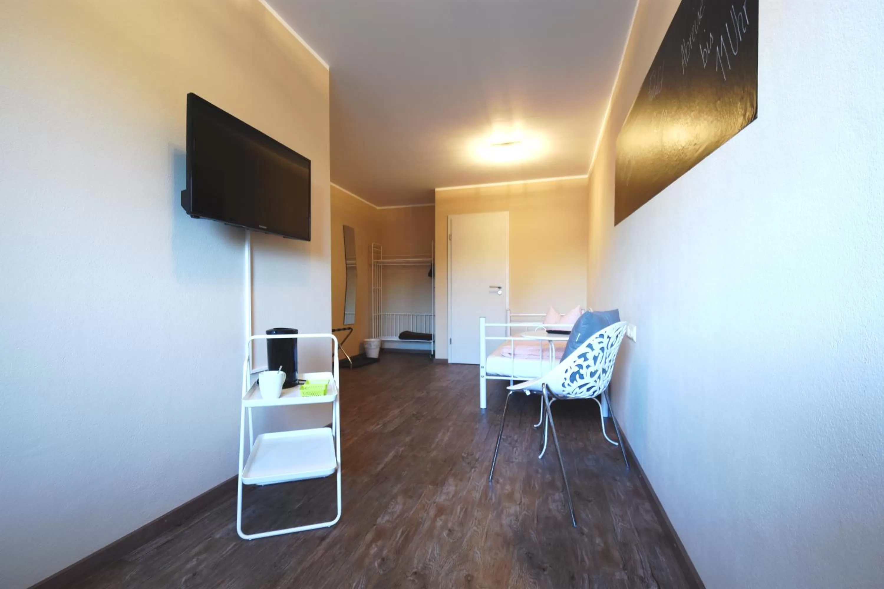 Photo of the whole room, TV/Entertainment Center in Motel Füssen im Allgäu