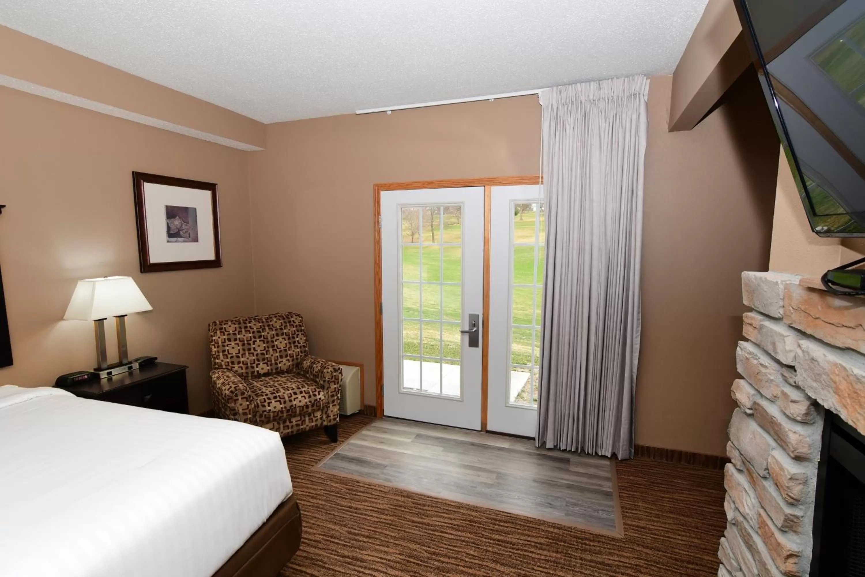 View (from property/room), Bed in Cobblestone Inn & Suites - Denison | Majestic Hills