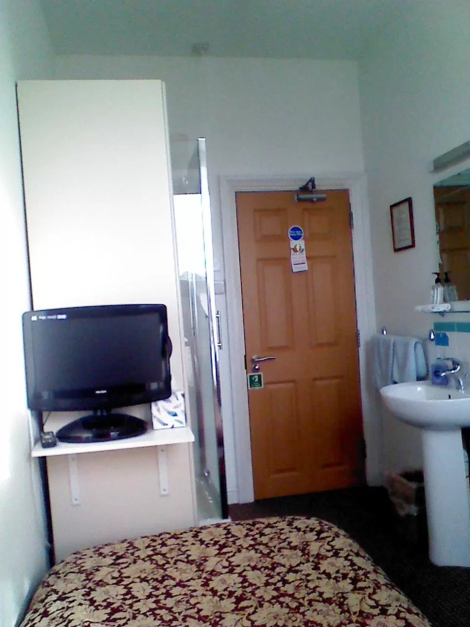 Photo of the whole room, Bed in Mountbatten Hotel