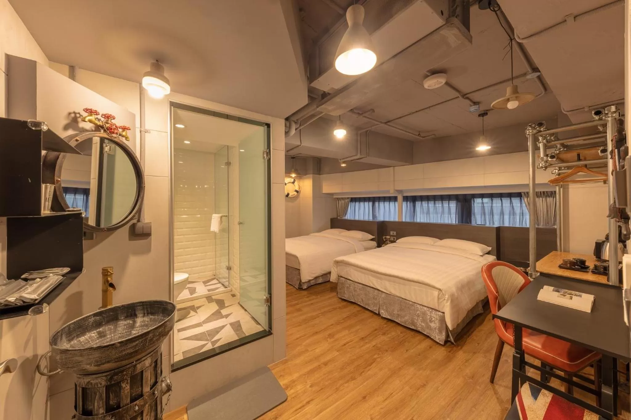 Toilet, Bed in RF Hotel - Zhongxiao