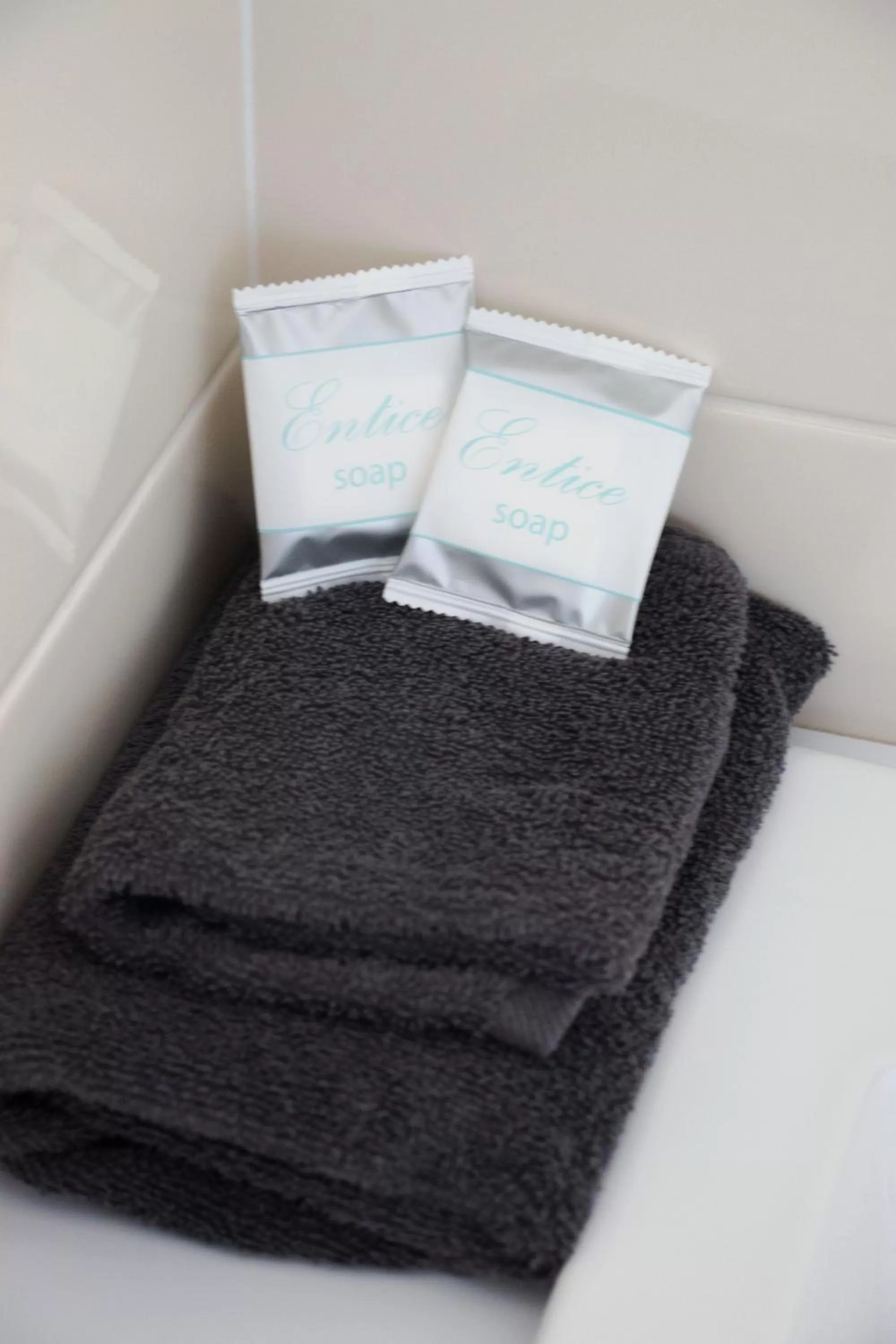 Bathroom, Bed in Highway Inn Motel