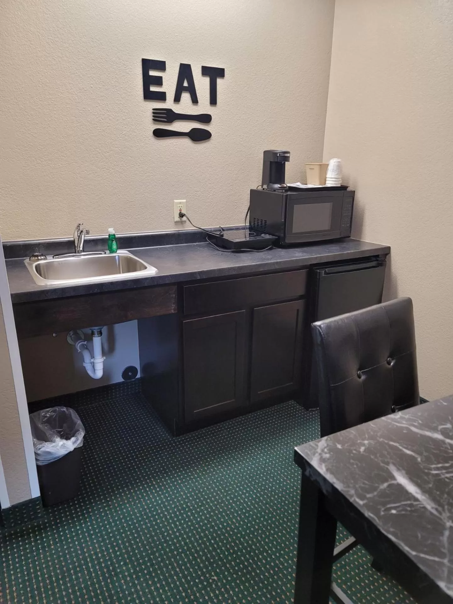 Kitchen or kitchenette in Super 8 by Wyndham Ionia MI