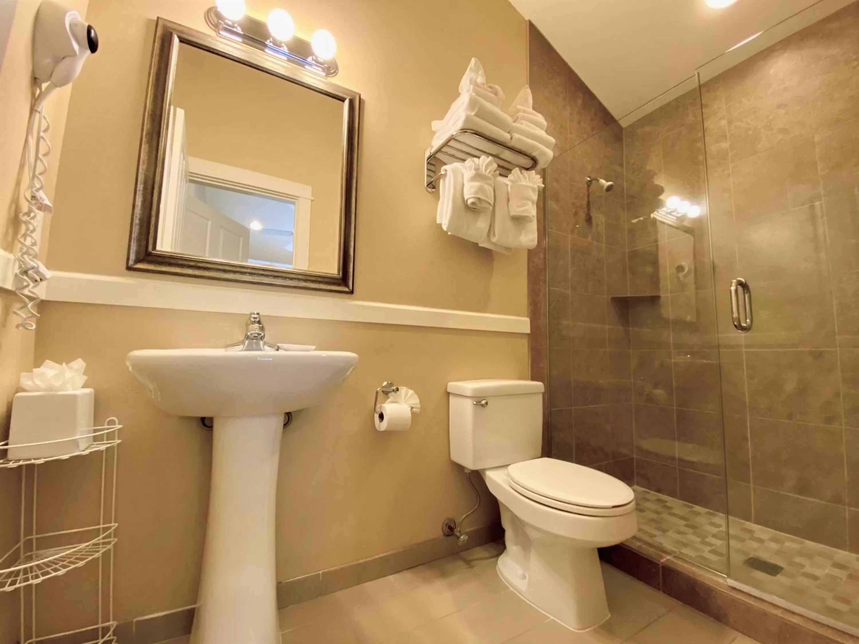 Shower, Bathroom in Lighthouse Inn