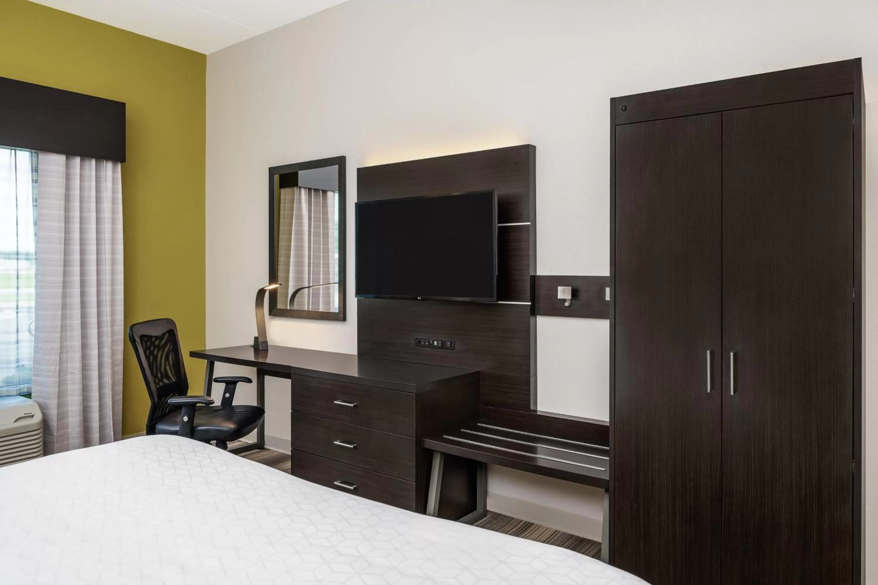 Photo of the whole room, Bed in Holiday Inn Express & Suites Florence by IHG