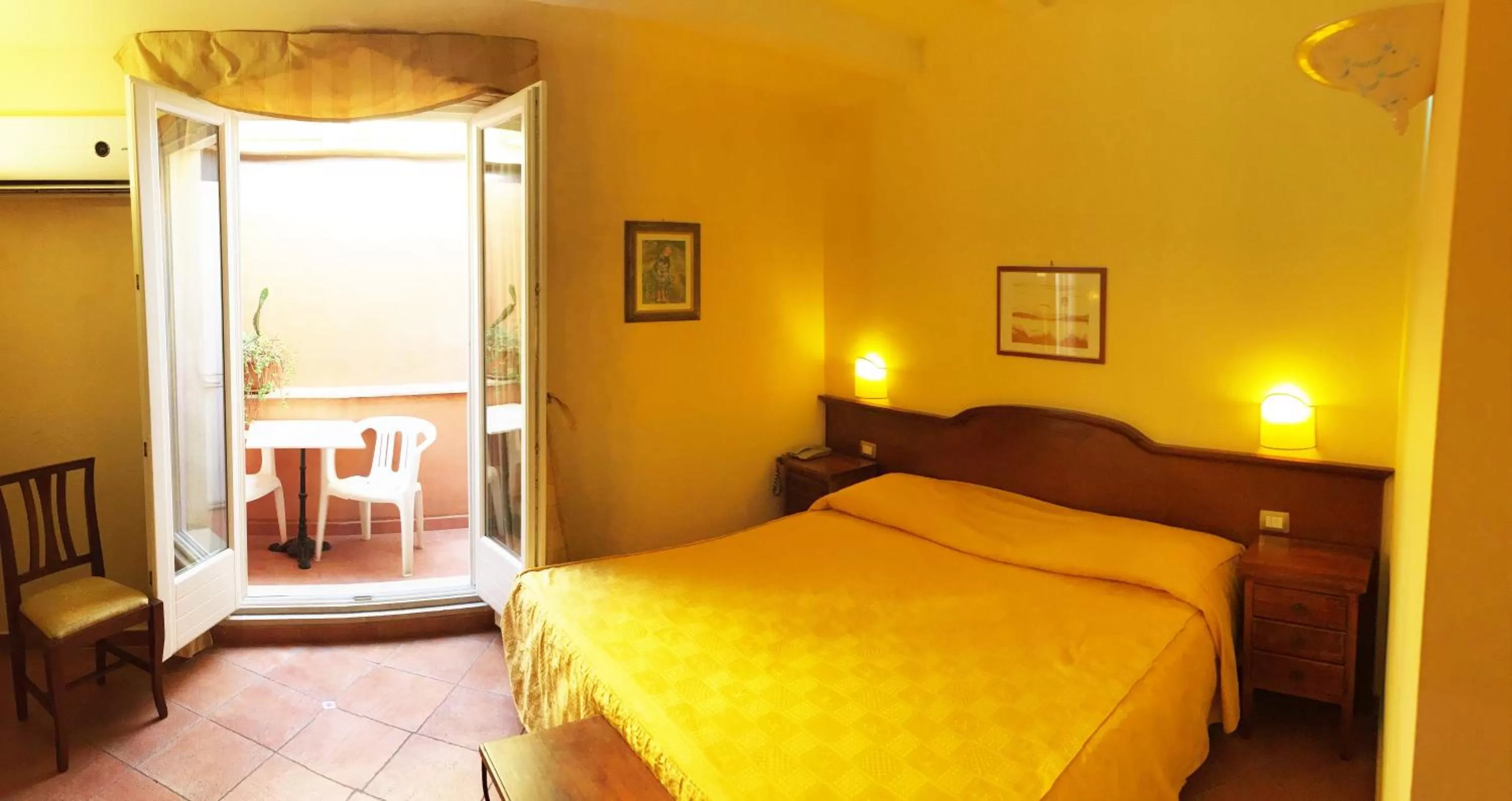 Balcony/Terrace, Bed in Hotel Mediterraneo