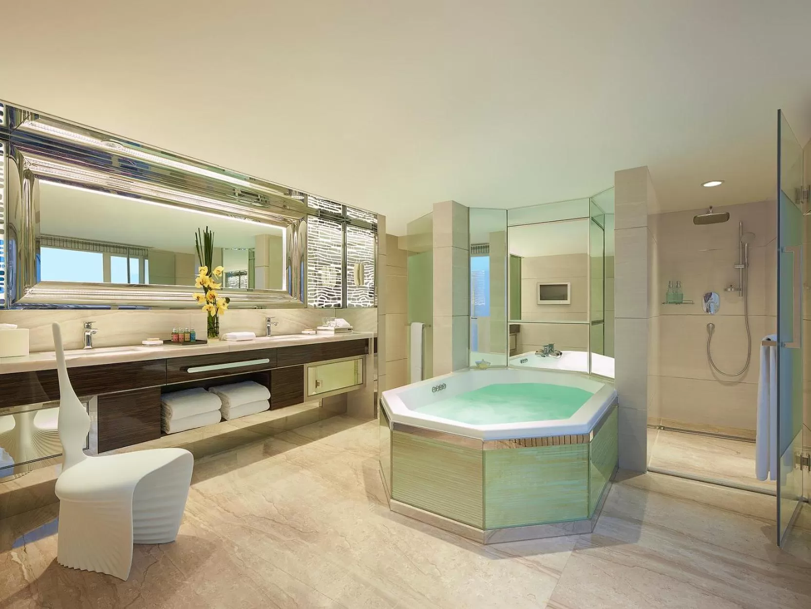 Toilet in Regal Kowloon Hotel