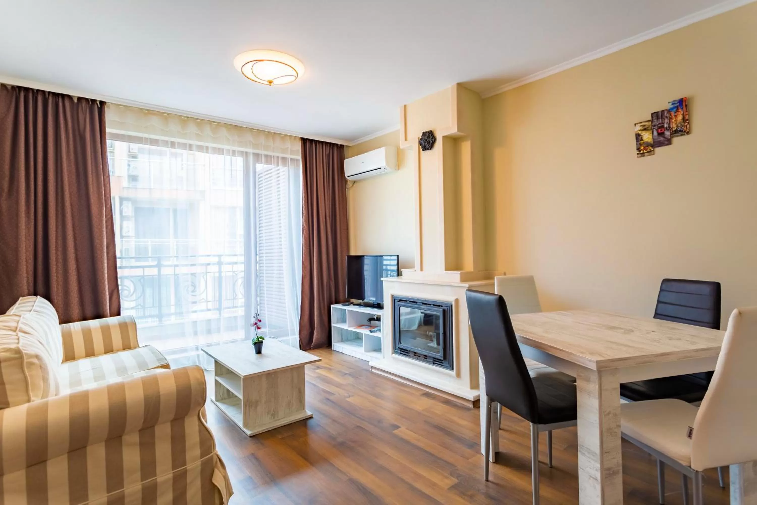 TV and multimedia, Seating Area in Rose Gardens Apart Hotel