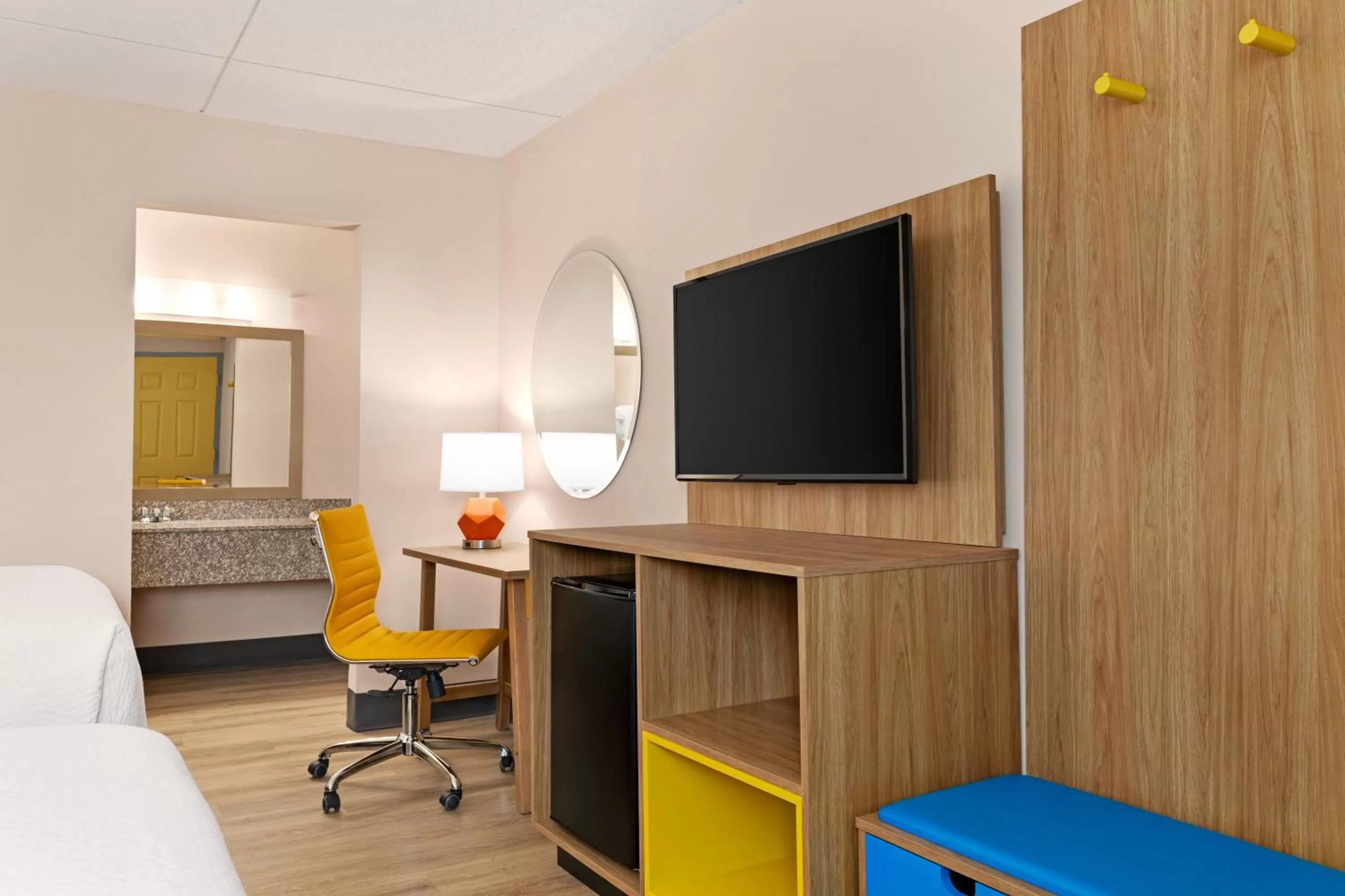 TV and multimedia, Bed in Hotel Bo, a Days Inn by Wyndham Chattanooga Downtown