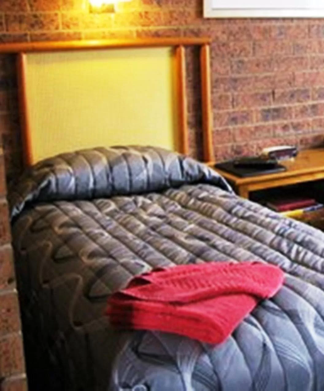 Bed in The Wayfarer Motel