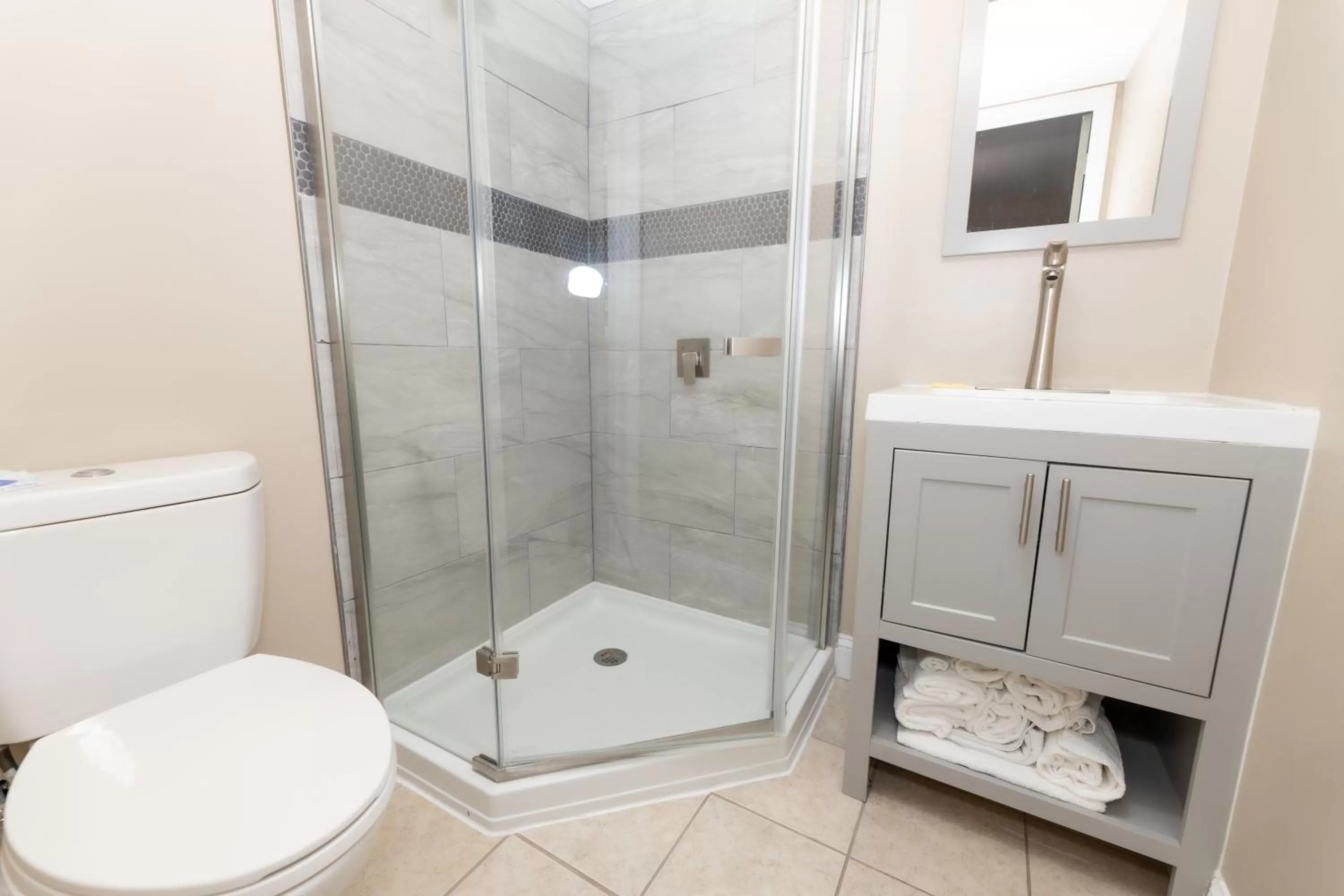 Toilet in Seaside Sands Inn