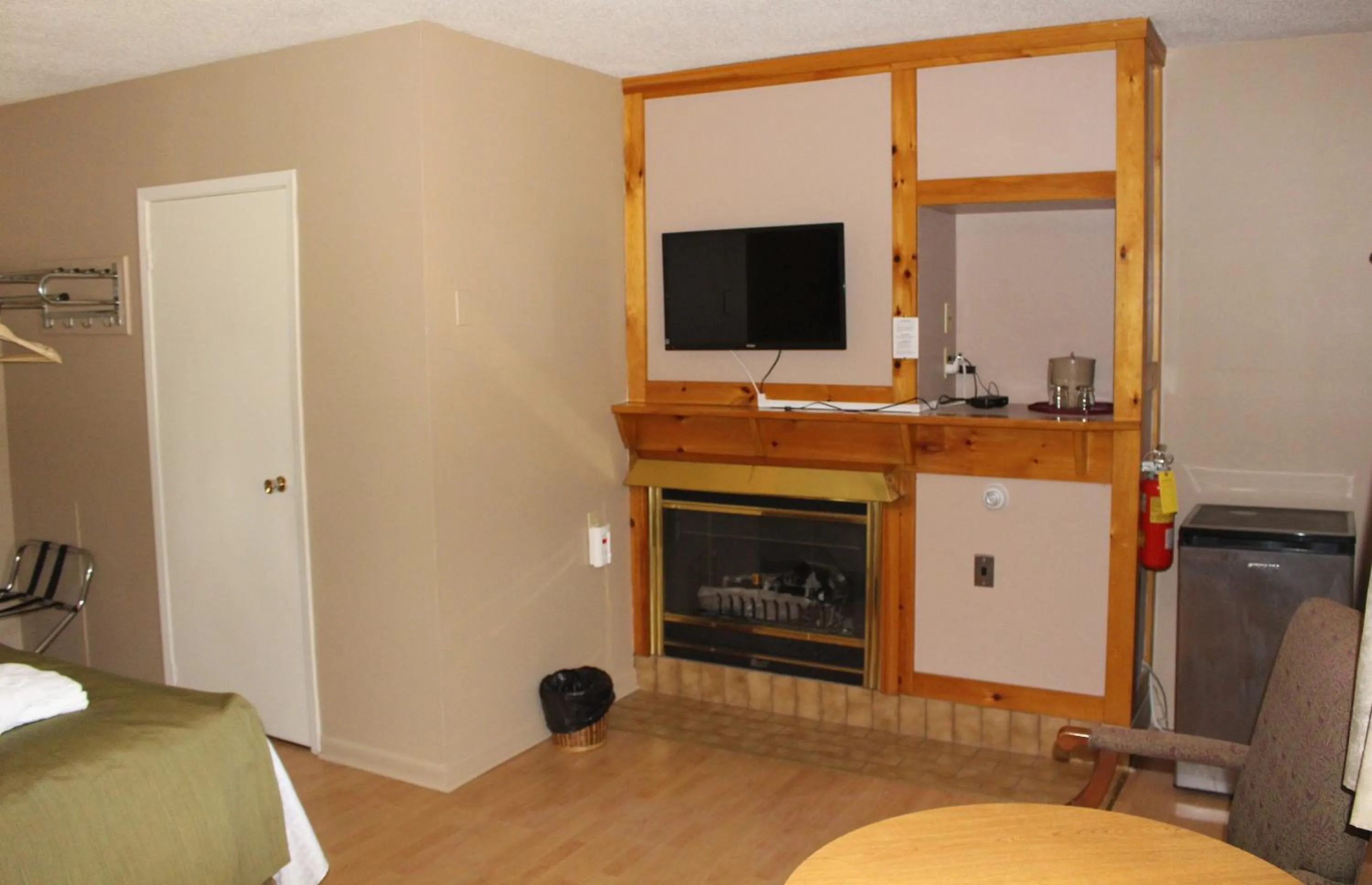 Photo of the whole room in Colonial Resort-1000Islands