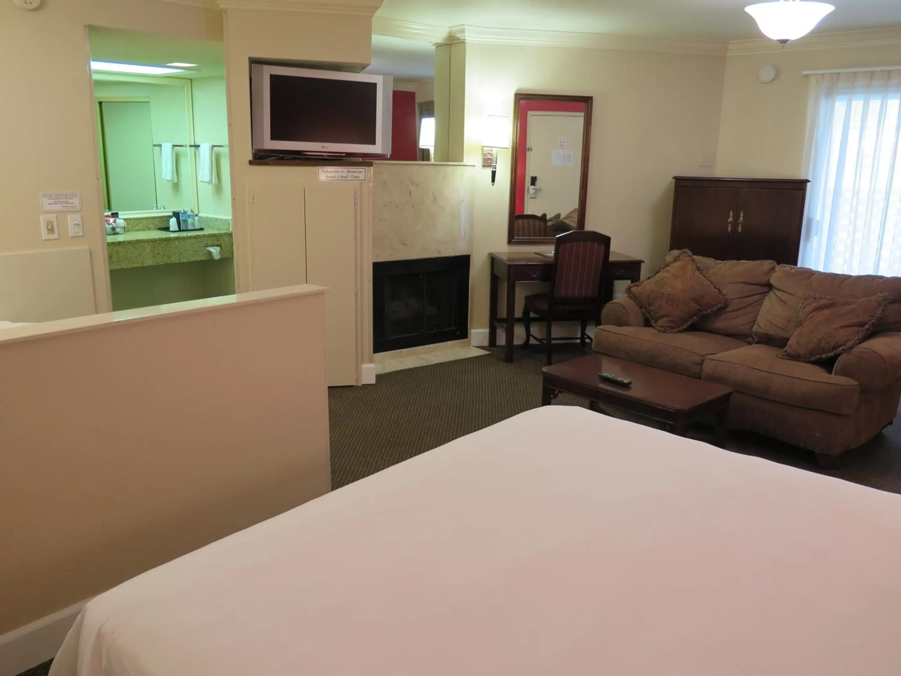 King Suite with Spa Bath in Red Roof Inn Yuba City Bonanza - Marysville King Suite with Spa Bath in Red Roof Inn Yuba City Bonanza - Marysville