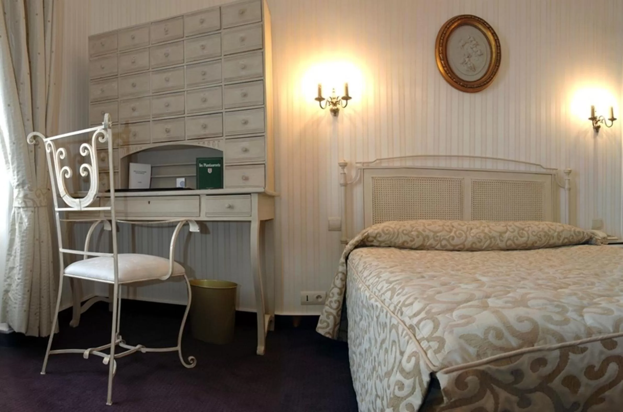 Bed in Hôtel De France