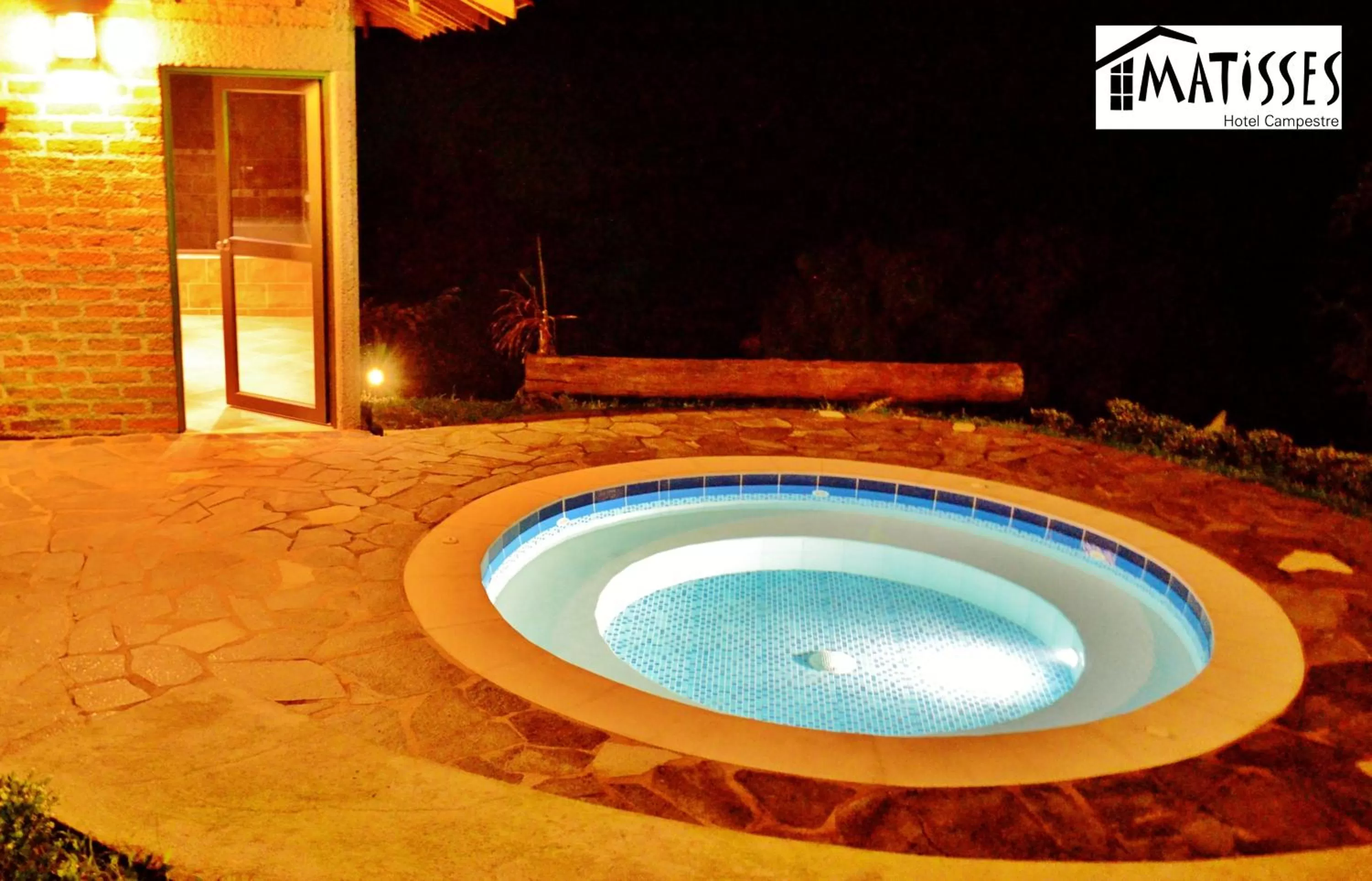 Hot Tub, Swimming Pool in Matisses Hotel & Spa