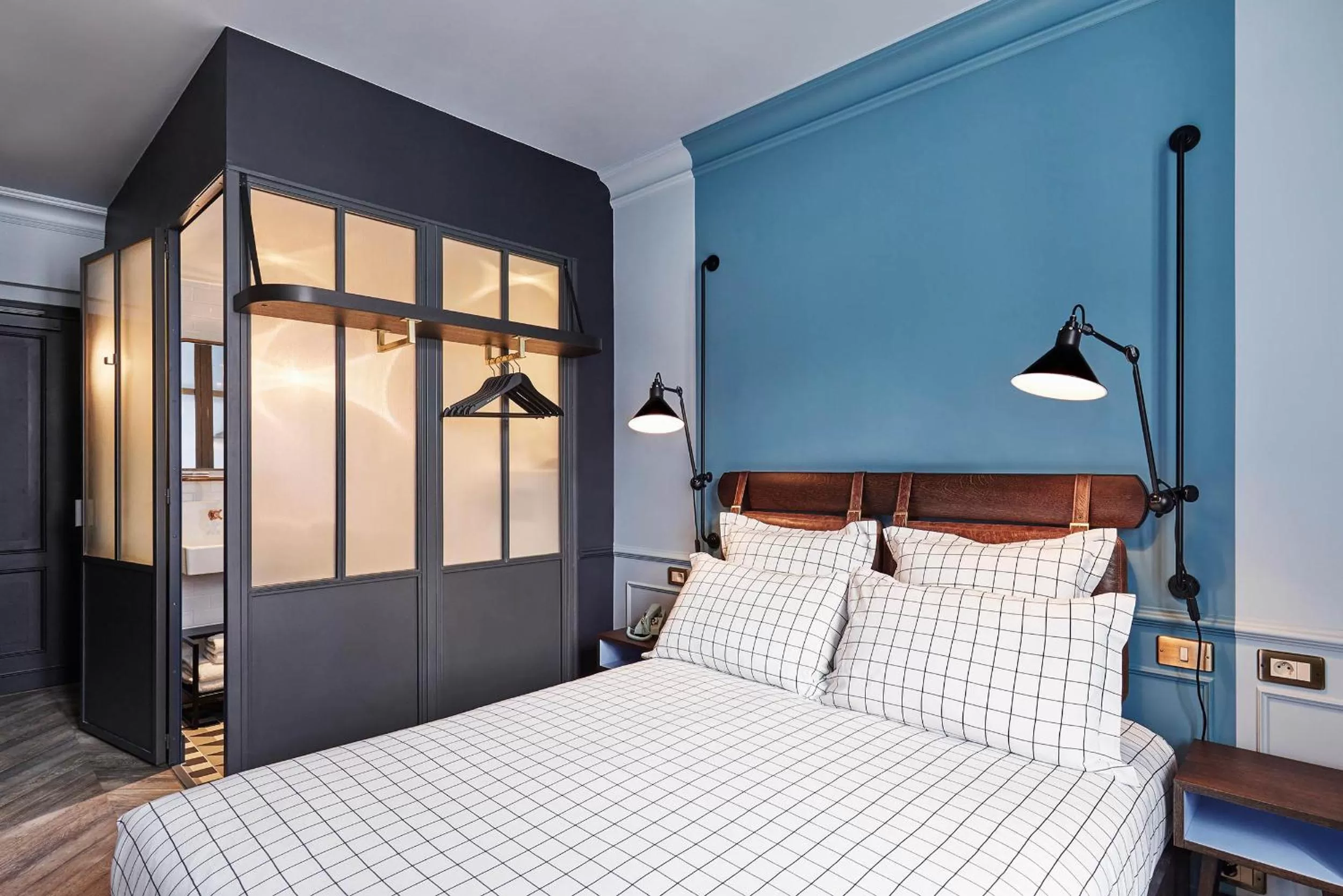 Bathroom, Bed in The Hoxton, Paris