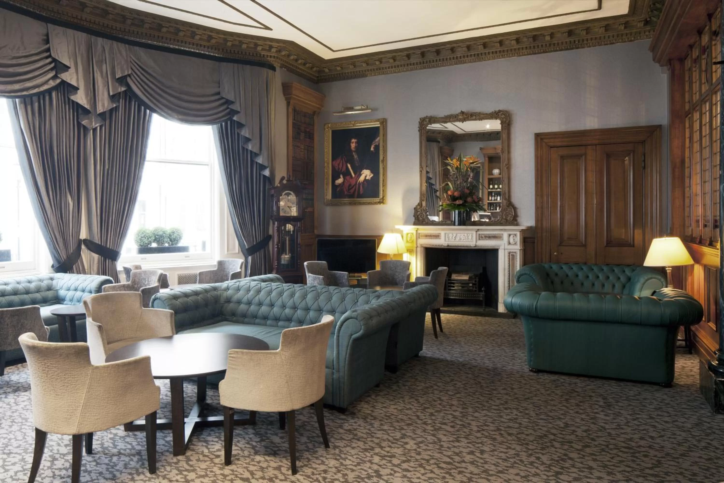 Lounge or bar in Gem Strathmore Hotel