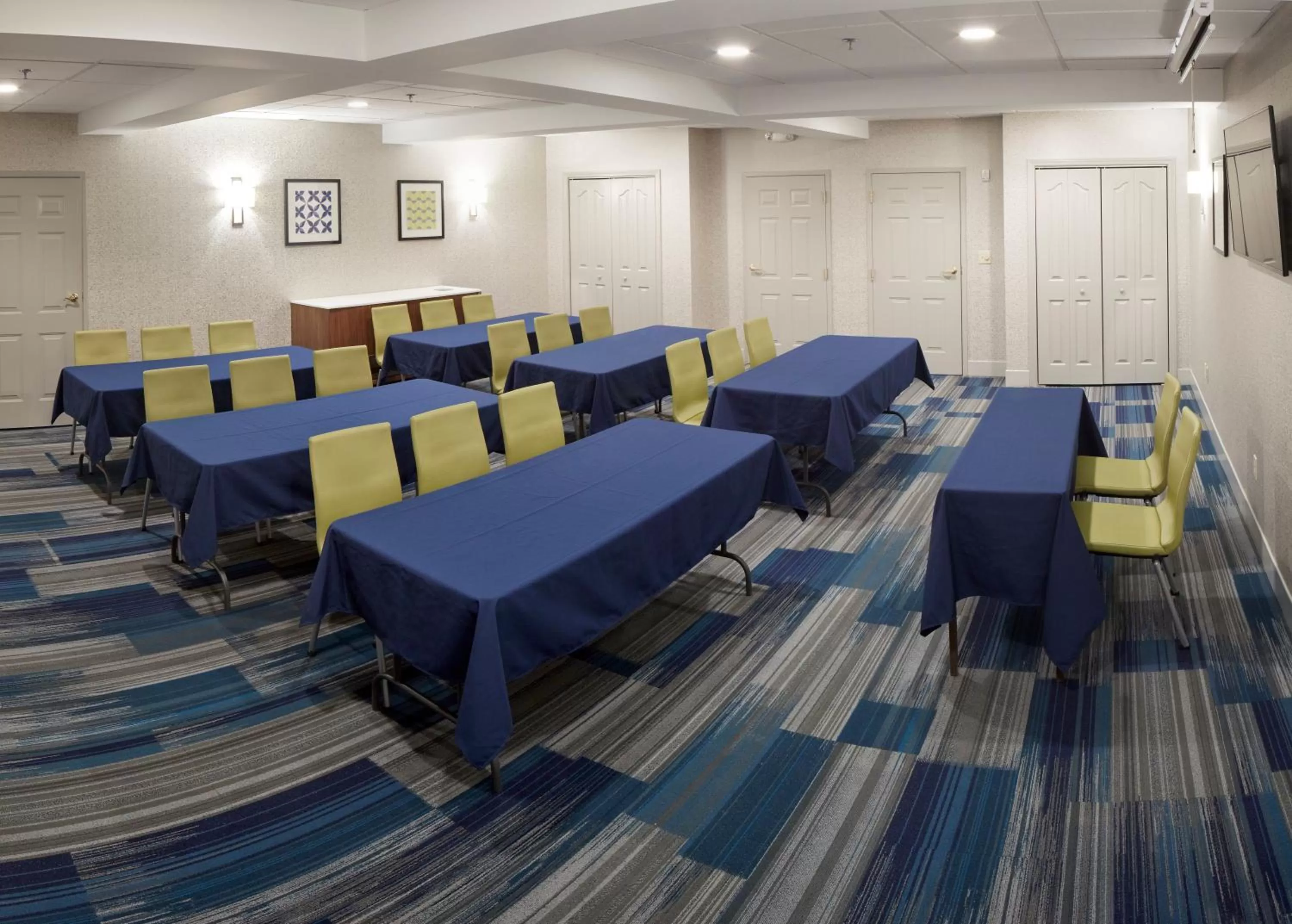 Meeting/conference room in Holiday Inn Express Hotel & Suites White River Junction by IHG