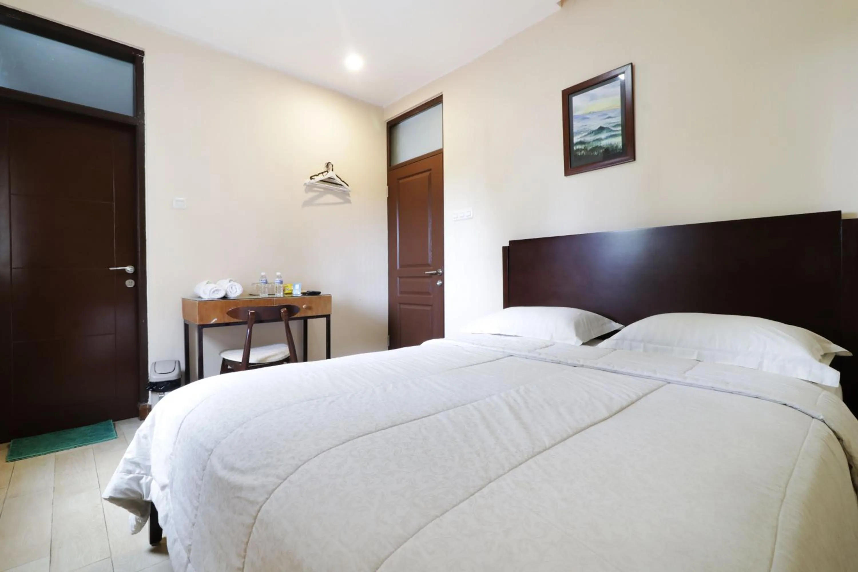 Bedroom, Bed in Jayagiri Guesthouse By Belgareti