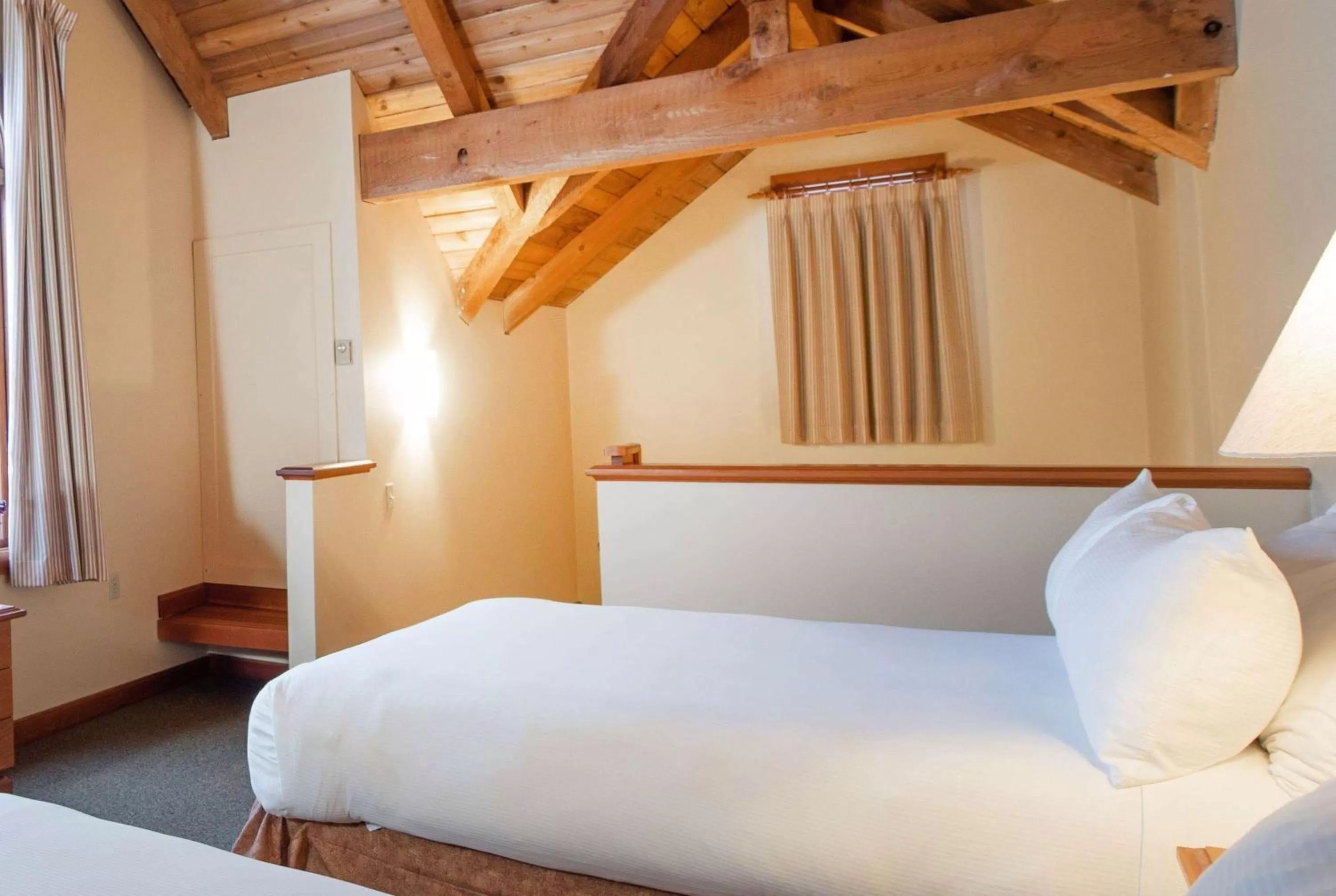 Photo of the whole room in Painter's Lodge, Trademark Collection by Wyndham