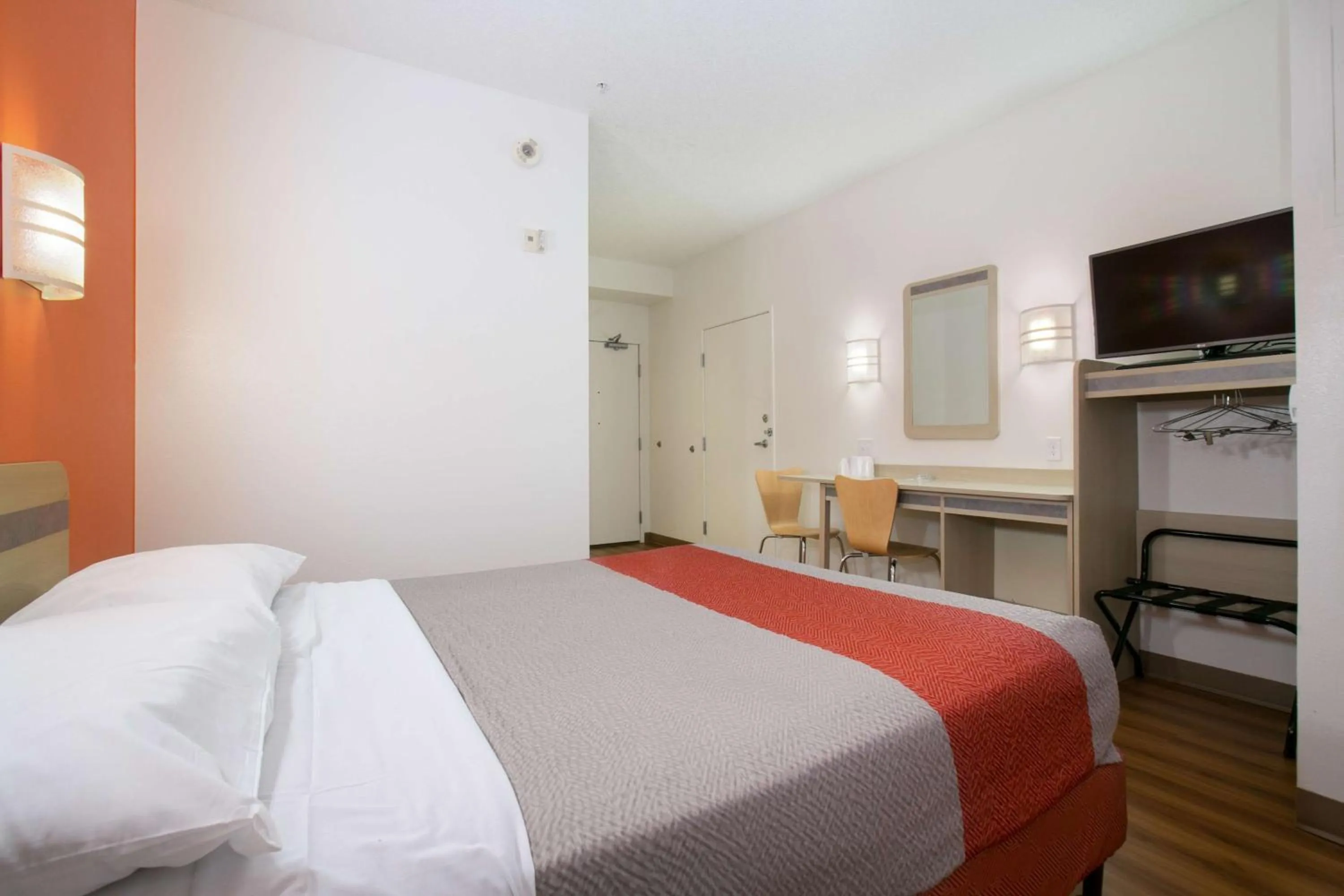 Bedroom, Bed in Motel 6-Brooklyn Center, MN - Minneapolis