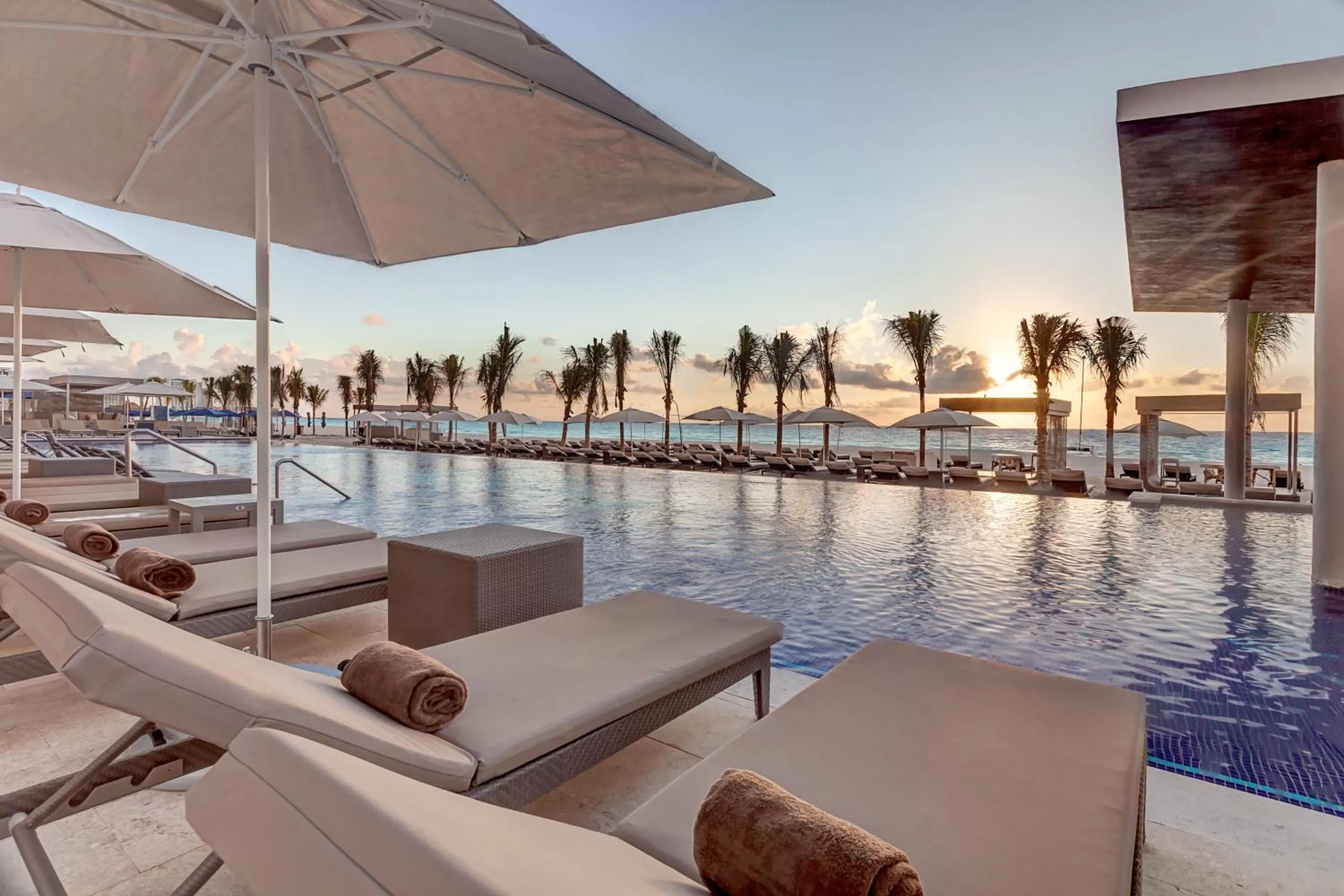 Swimming pool in Royalton CHIC Cancun, An Autograph Collection All-Inclusive Resort - Adults Only