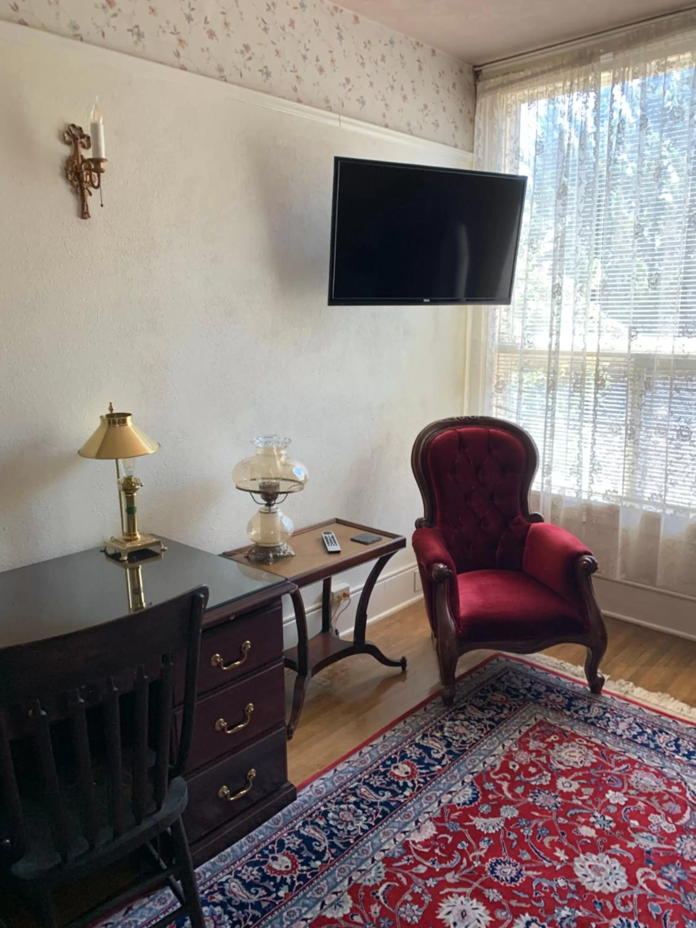 TV/Entertainment Center in Mount Shasta Ranch Bed and Breakfast