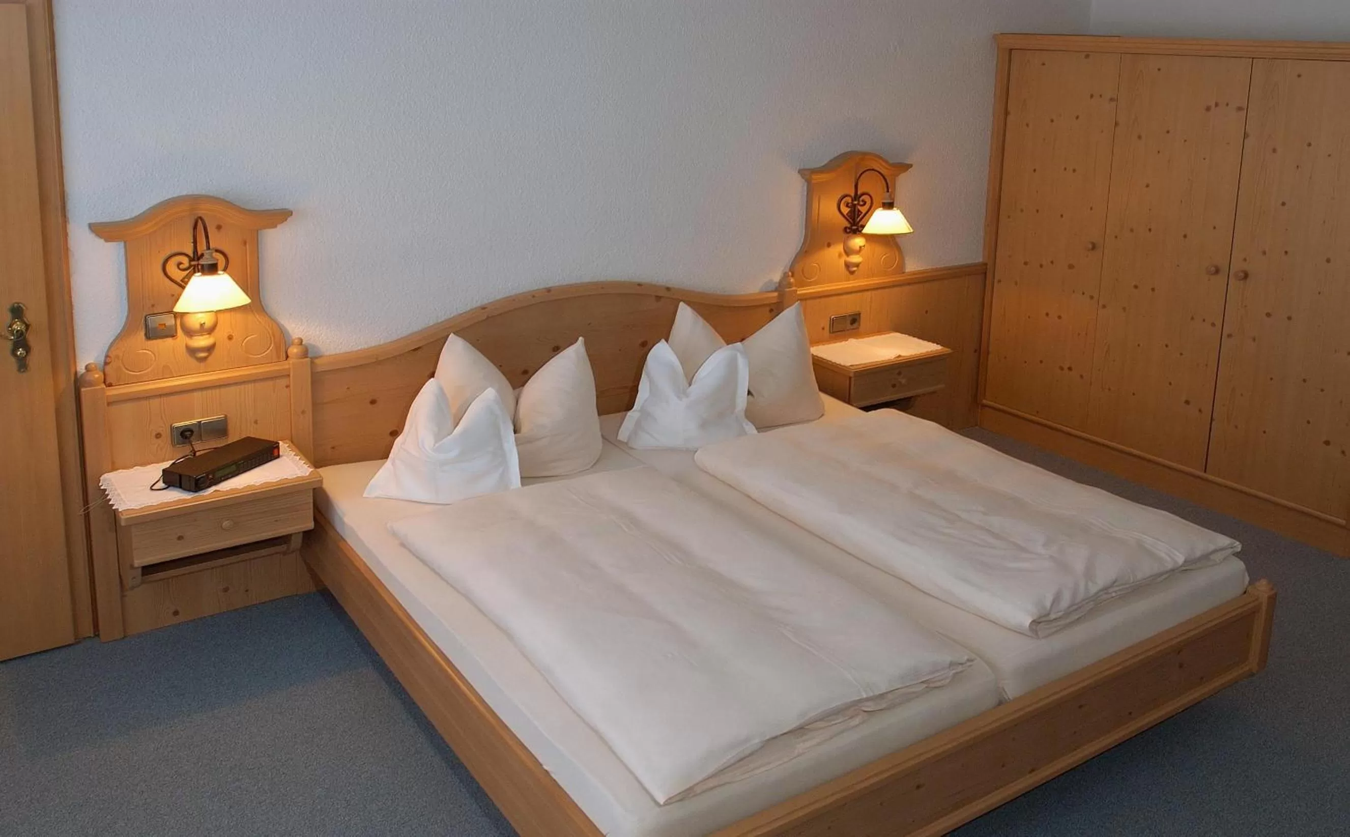 TV and multimedia, Bed in Aktivhotel & Gasthof Schmelz Ihr familienfreundliches Urlaubs Hotel mit Wellness Almsauna ab Februar Chiemgau Karte