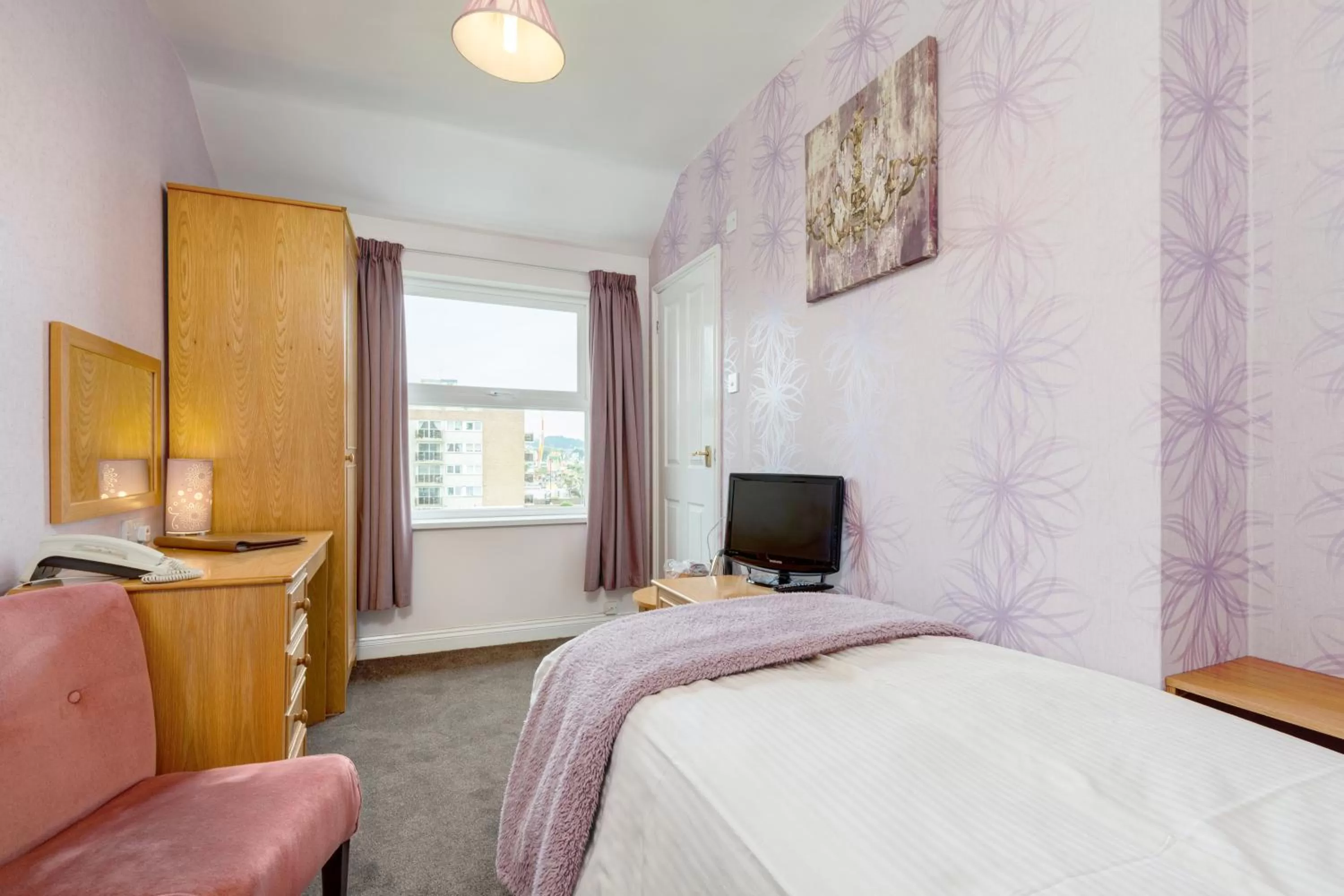 Bedroom, Bed in Marine Hotel