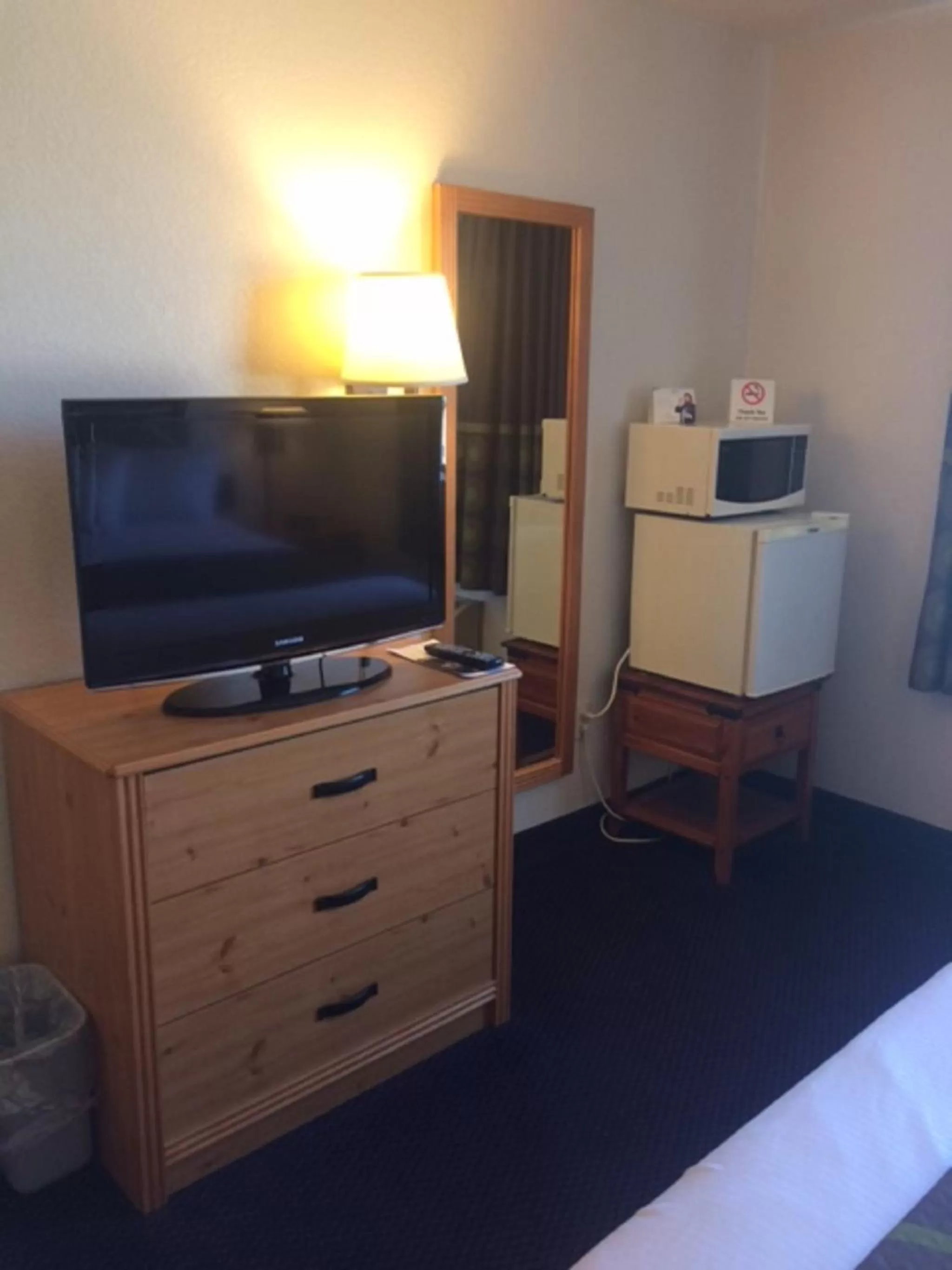 TV and multimedia in Super 8 by Wyndham St. James